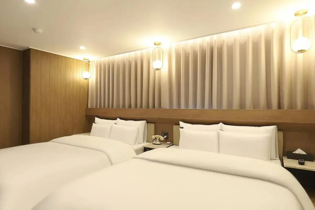 Bed in Rosy Hotel