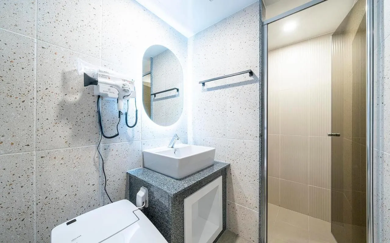 Shower in Rosy Hotel