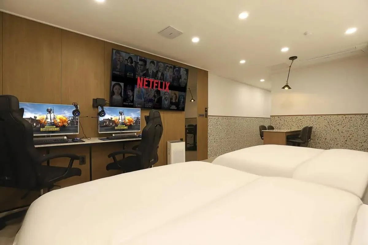 TV and multimedia, Bed in Rosy Hotel