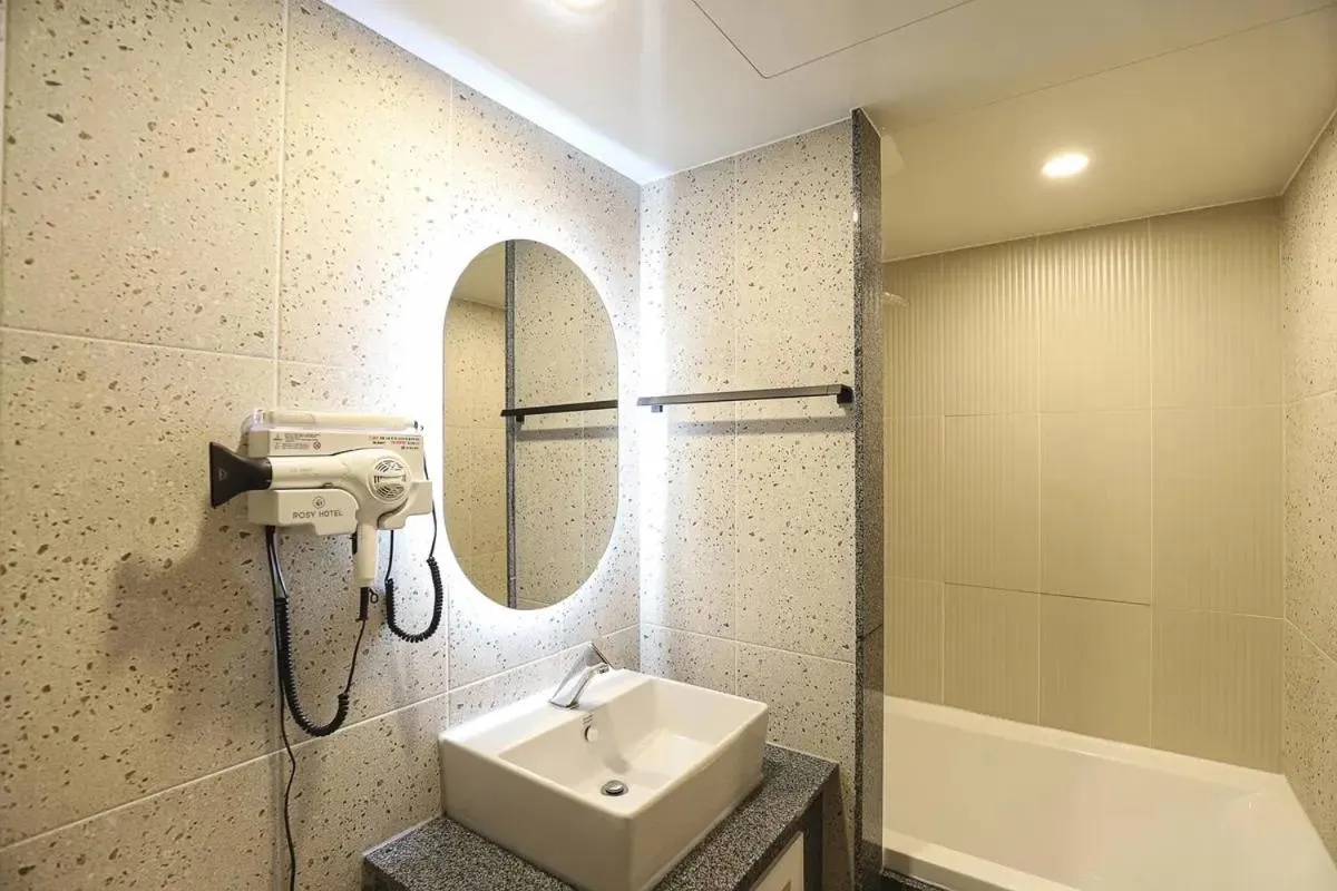 Shower in Rosy Hotel