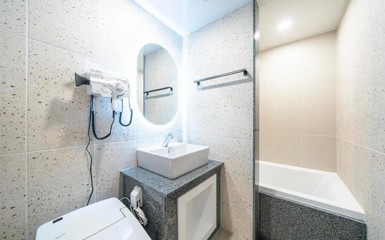 Toilet in Rosy Hotel