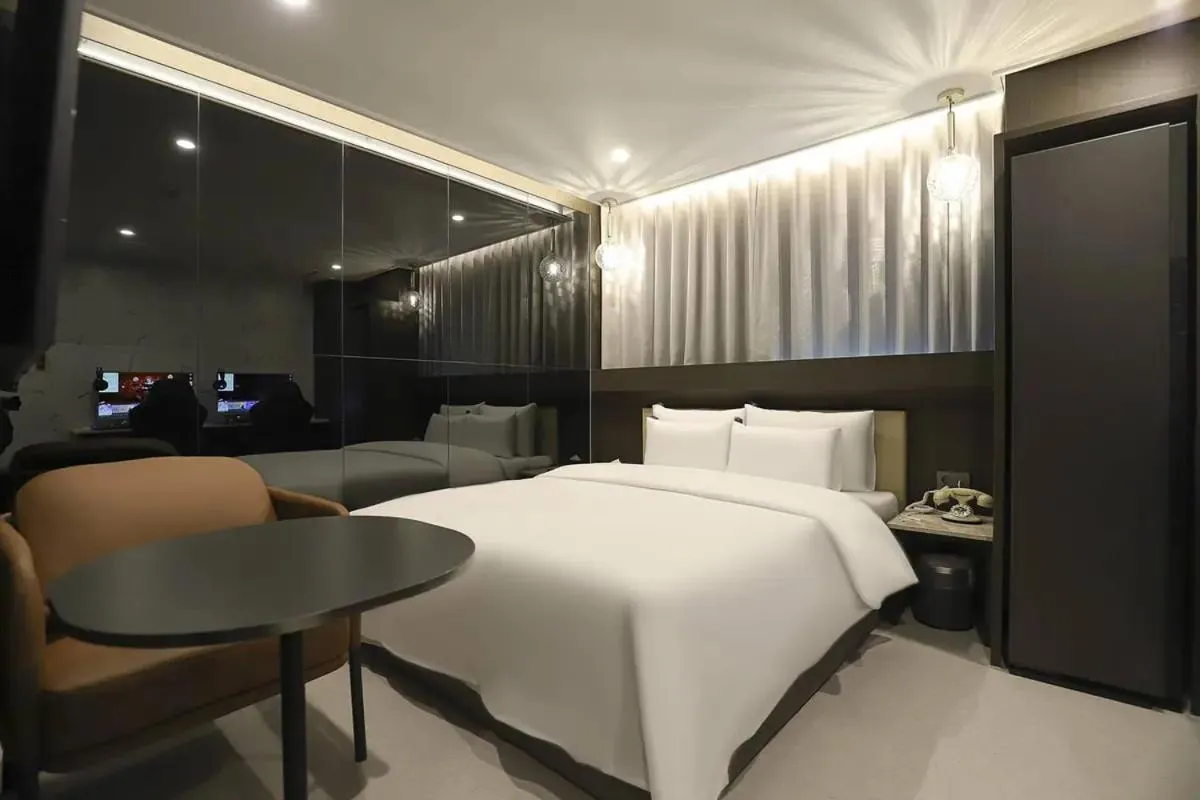 Bed in Rosy Hotel