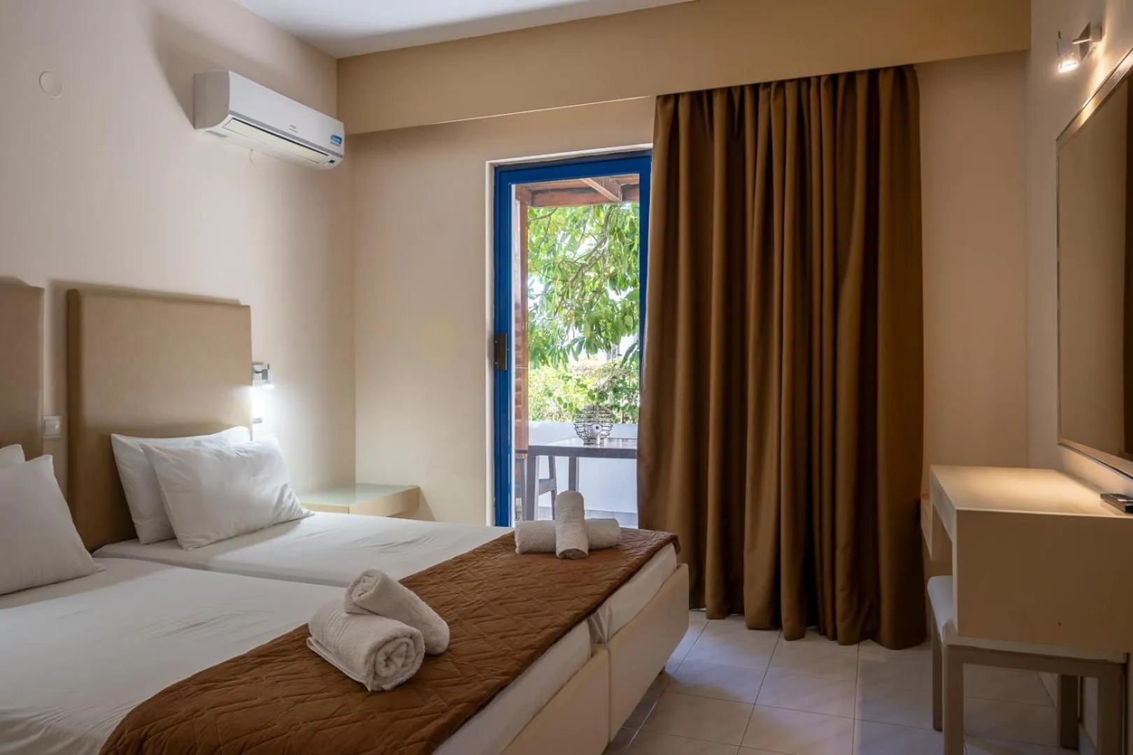 Bed in Triantafillas Suites