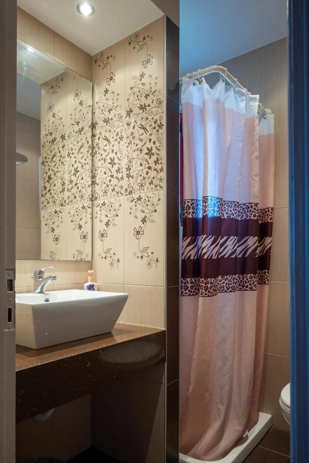 Shower in Triantafillas Suites