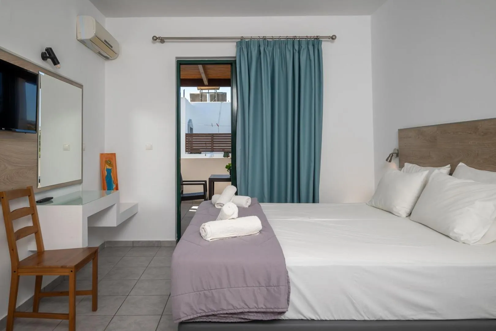 Bed in Triantafillas Suites