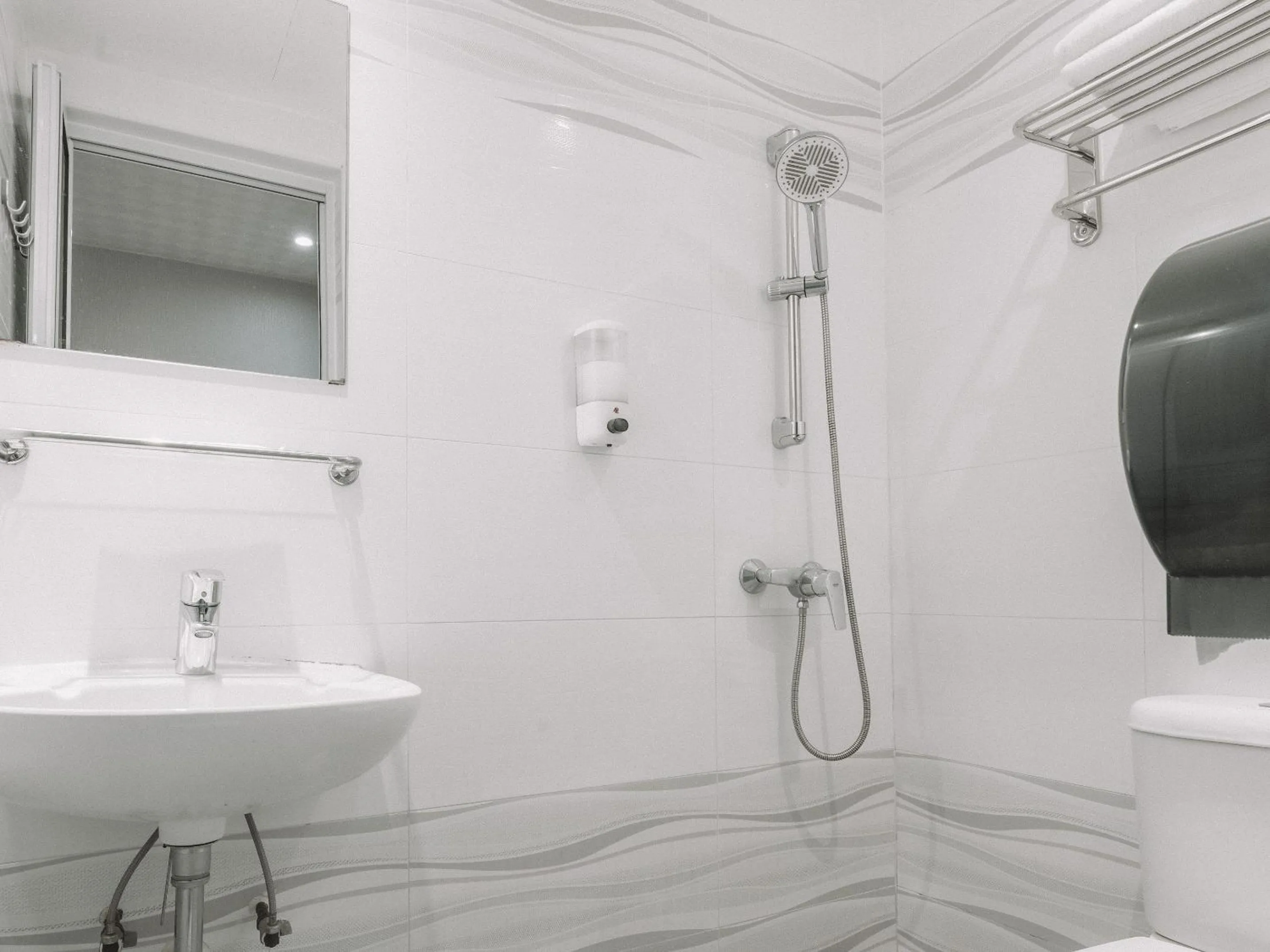 Bathroom in Hi Hotel Dot, 11Hrs, Stay from 10PM to 9AM