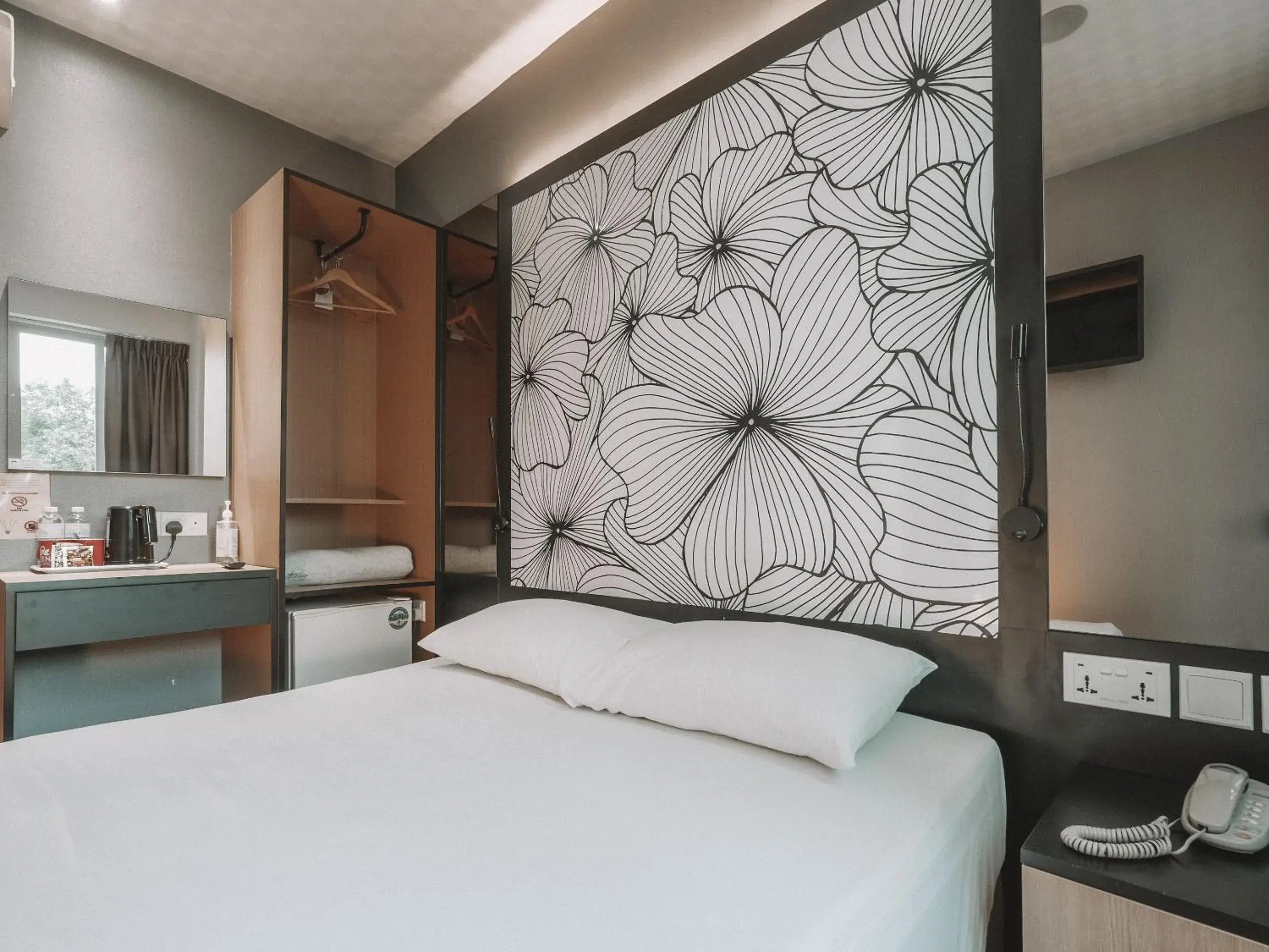 Deluxe, Window in Hi Hotel Dot, 11Hrs, Stay from 10PM to 9AM Deluxe, Window in Hi Hotel Dot, 11Hrs, Stay from 10PM to 9AM