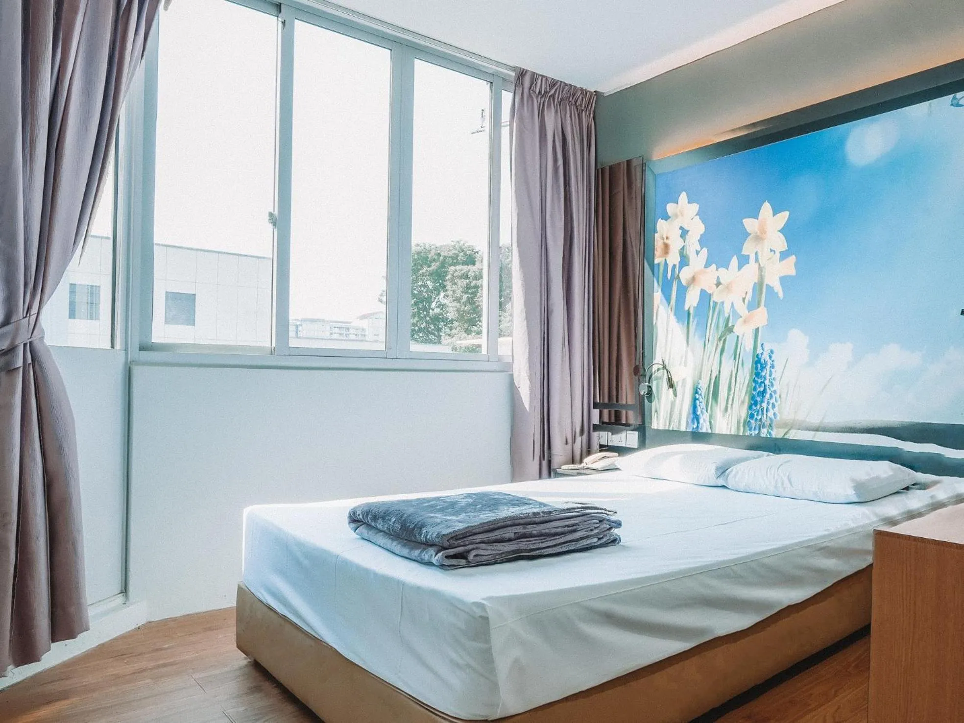 Photo of the whole room, Bed in Hi Hotel Dot, 11Hrs, Stay from 10PM to 9AM