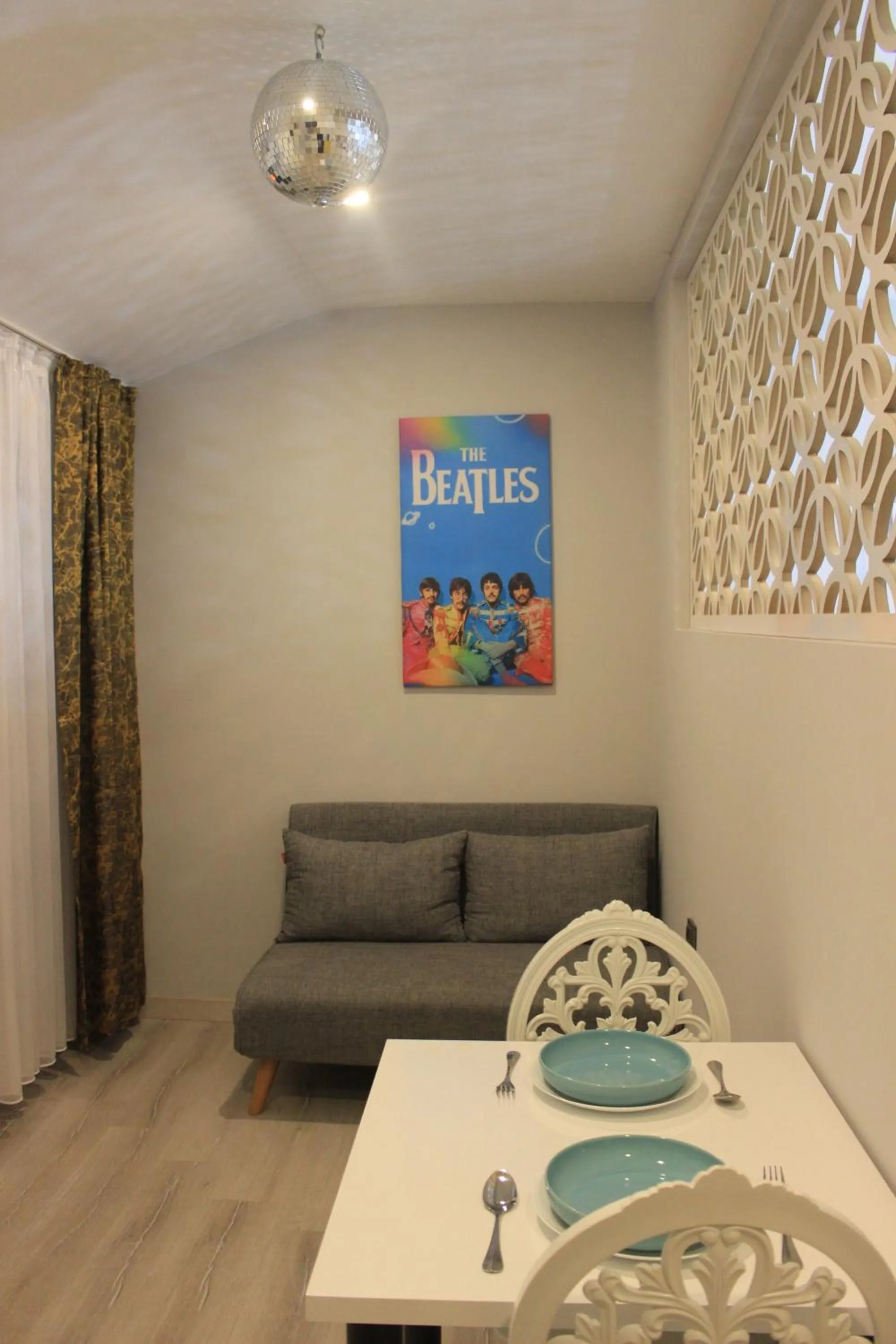 Living room in Retro Star Suites