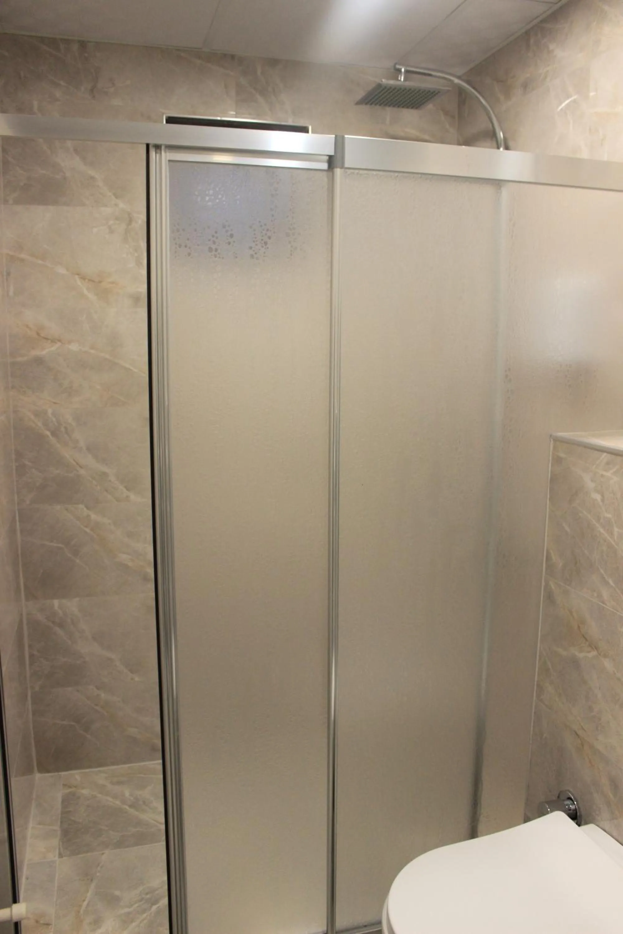 Shower in Retro Star Suites