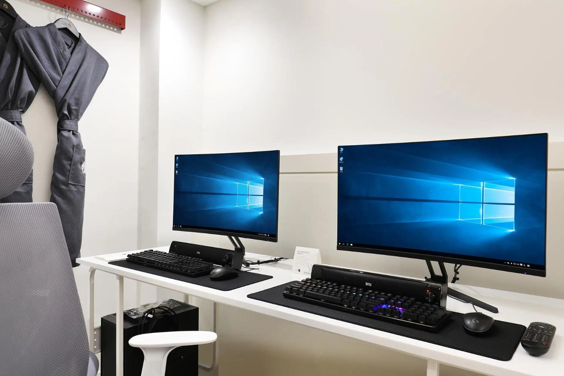 TV and multimedia in Seoul Inn Hotel by The Designers