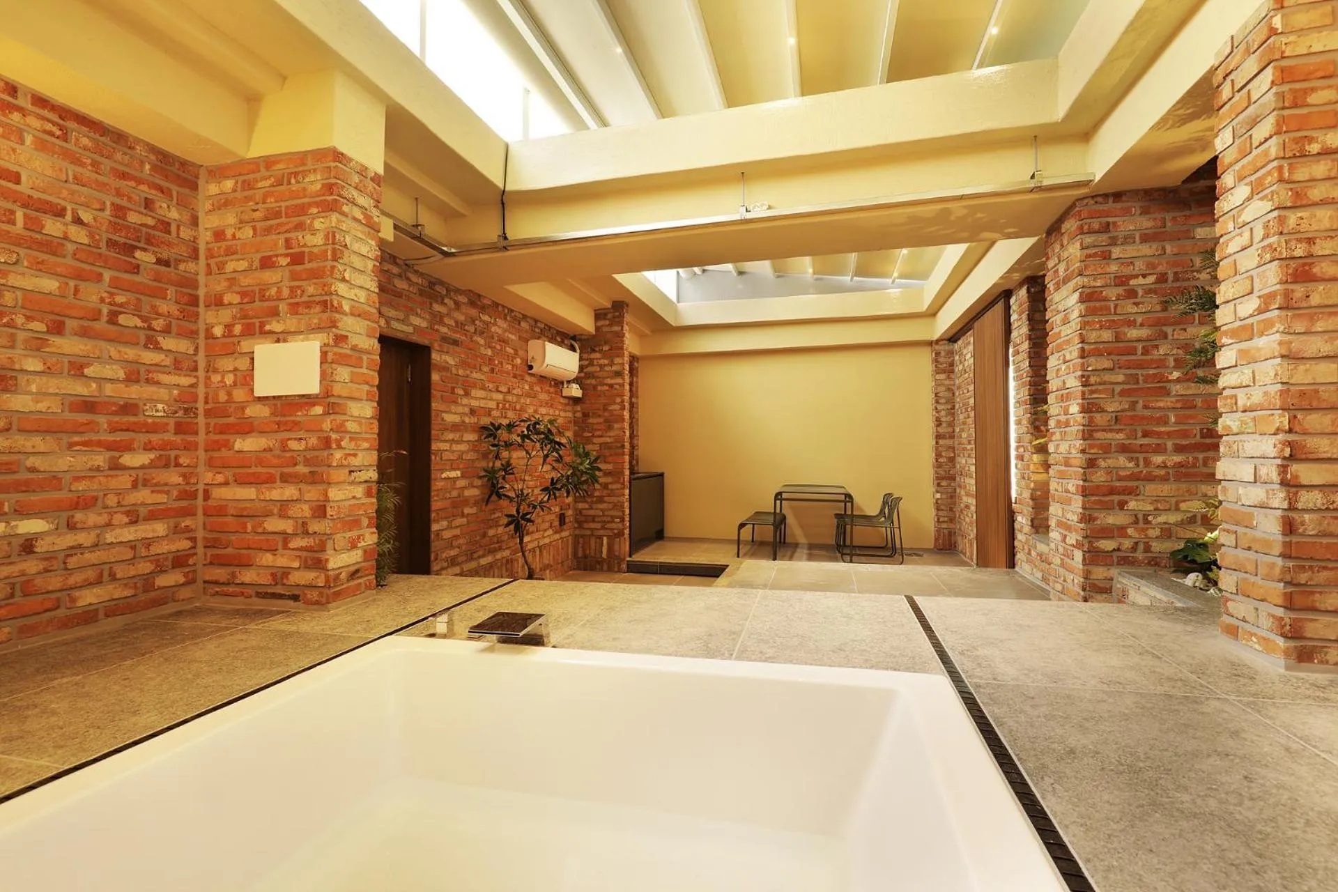 Hot Tub in Seoul Inn Hotel by The Designers