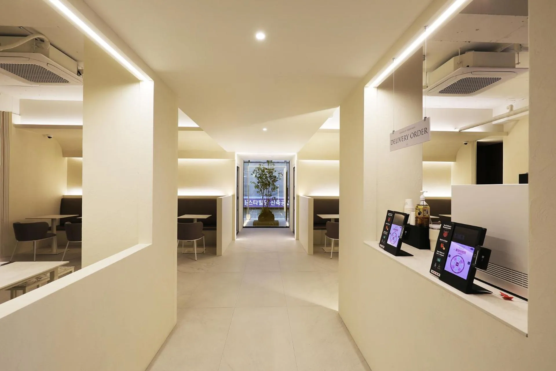 Communal lounge/ TV room in Seoul Inn Hotel by The Designers