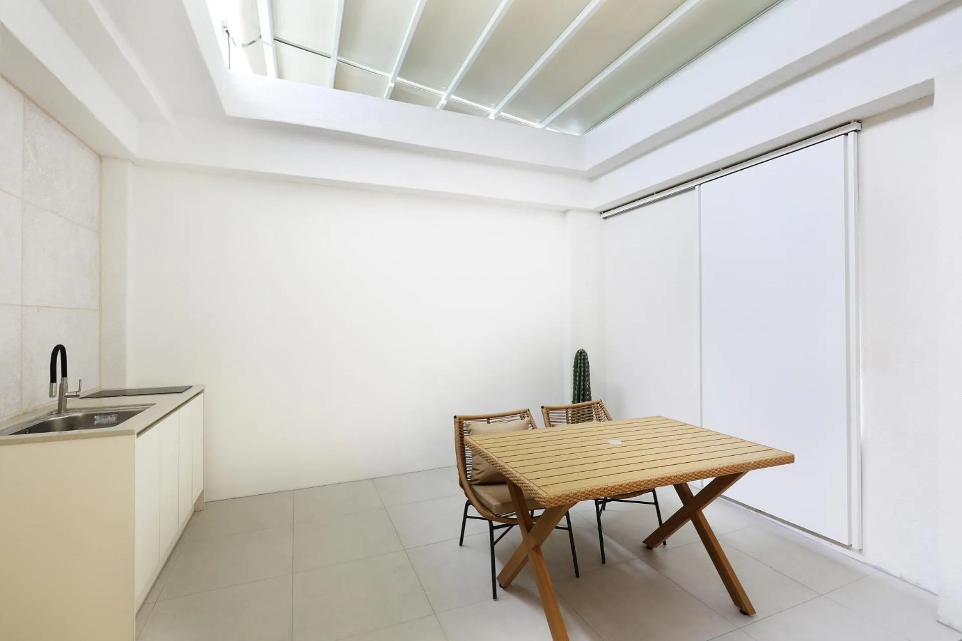 Kitchen or kitchenette in Seoul Inn Hotel by The Designers