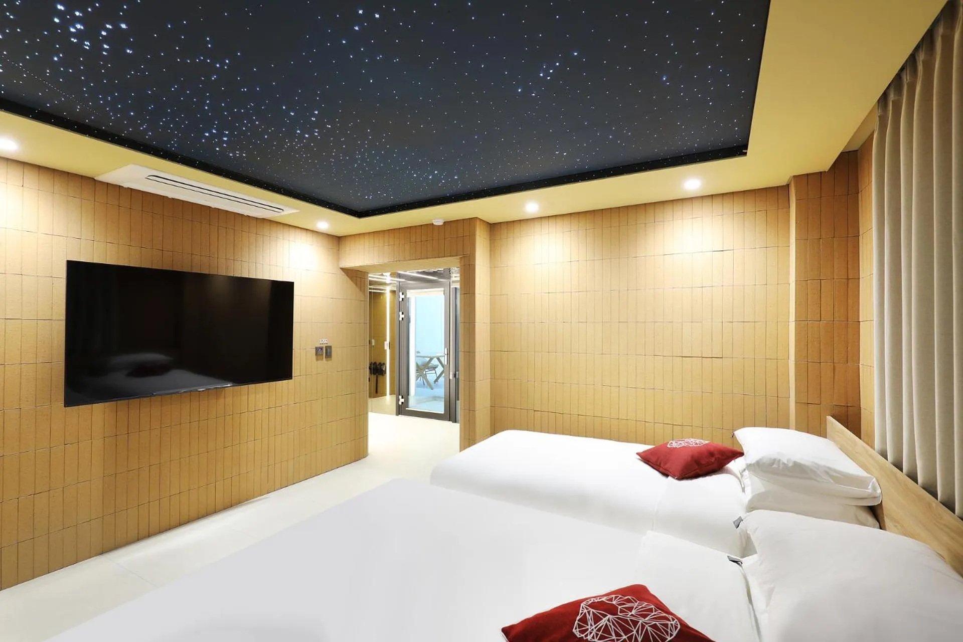 Bed in Seoul Inn Hotel by The Designers