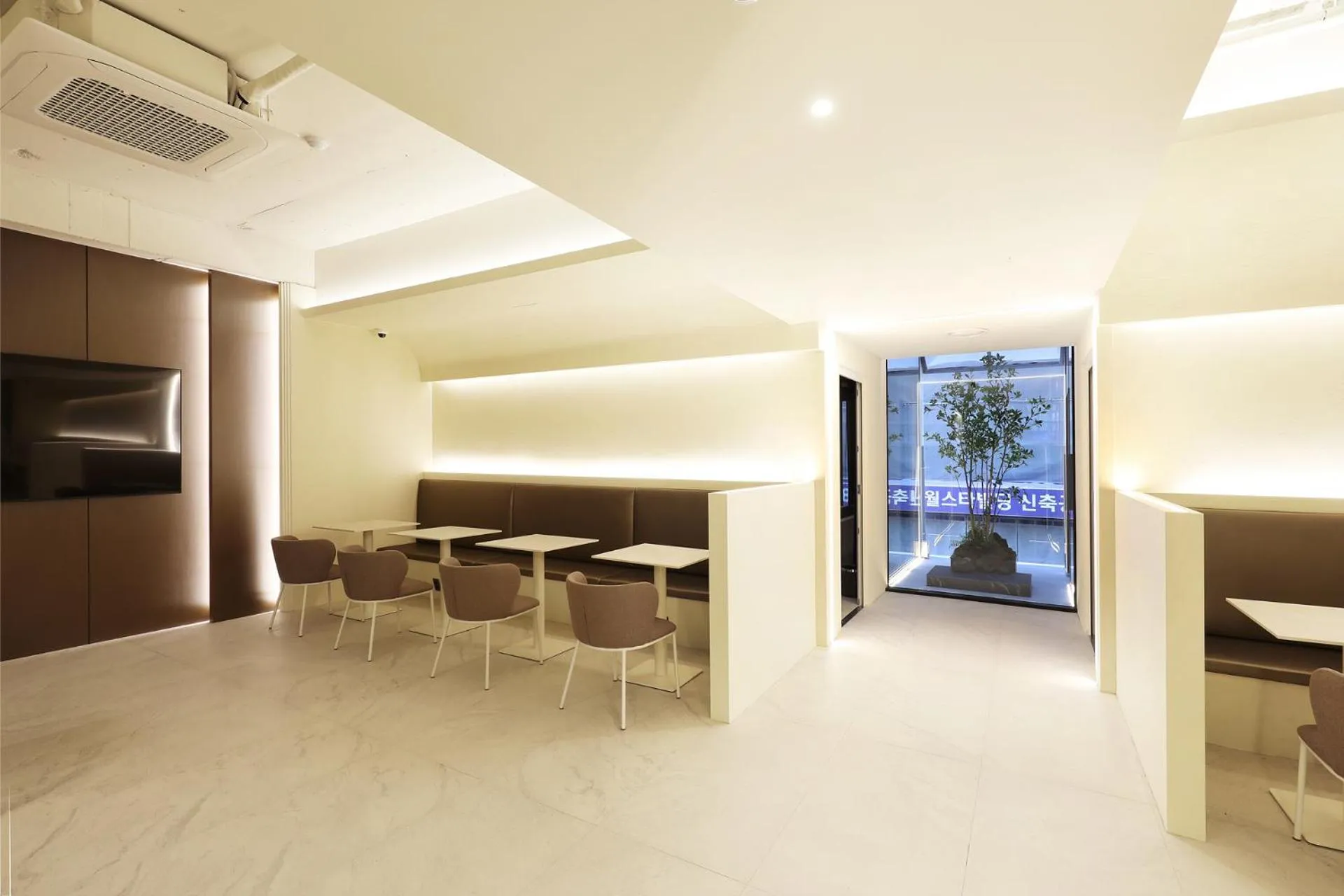 Communal lounge/ TV room in Seoul Inn Hotel by The Designers