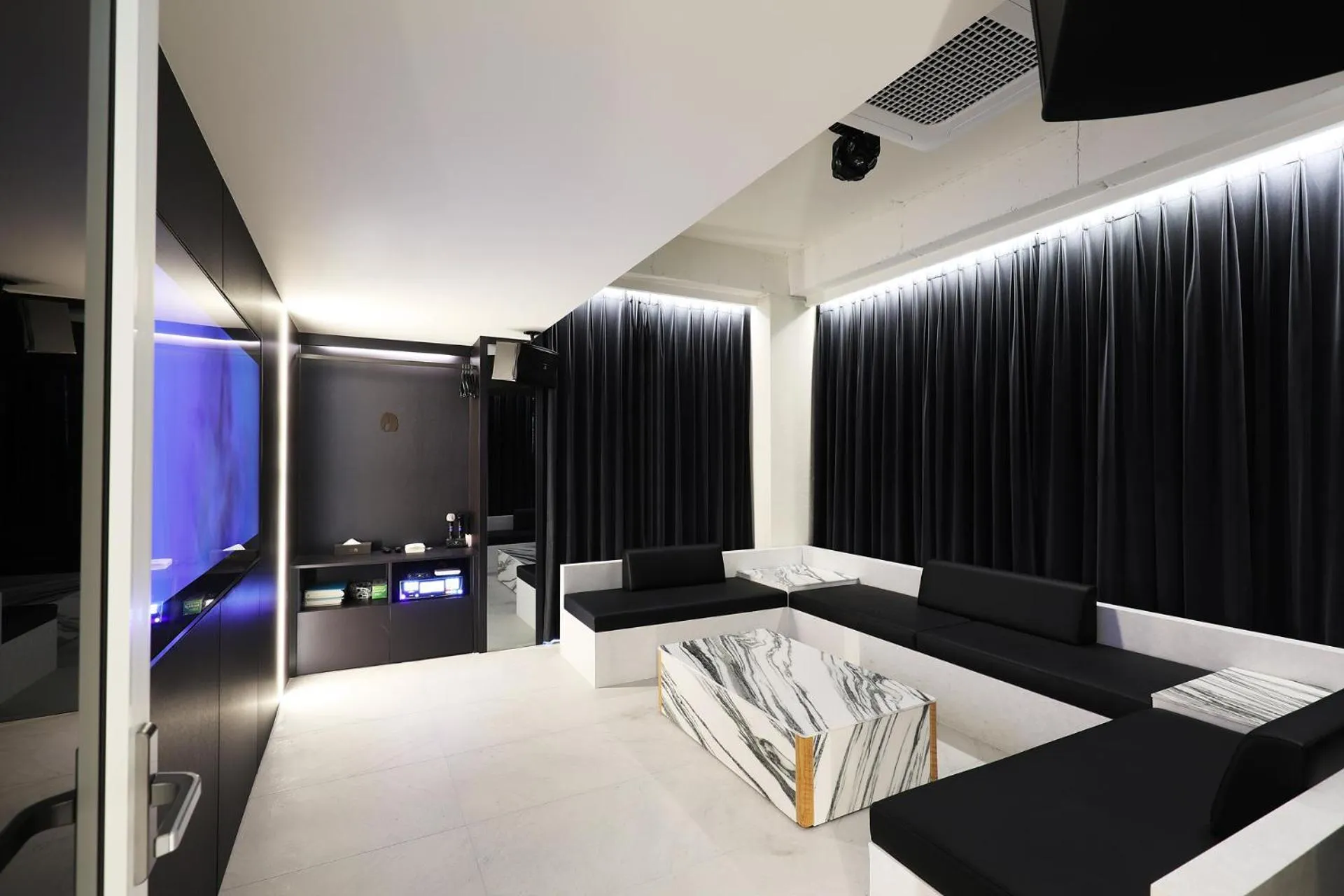 TV and multimedia, Bed in Seoul Inn Hotel by The Designers
