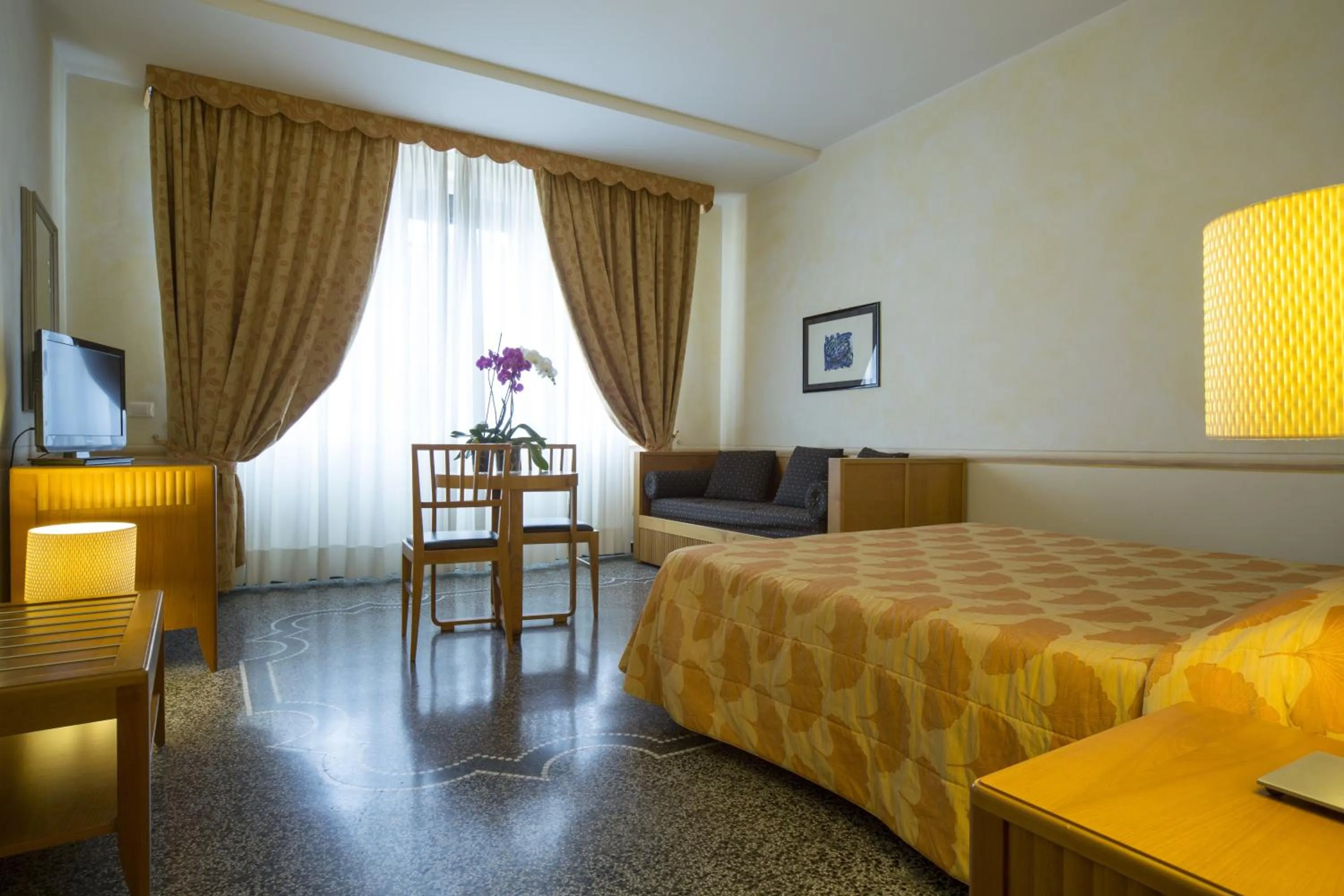 Living room, Bed in Villa Imperiale Hotel