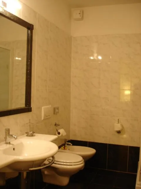 Shower in Villa Imperiale Hotel