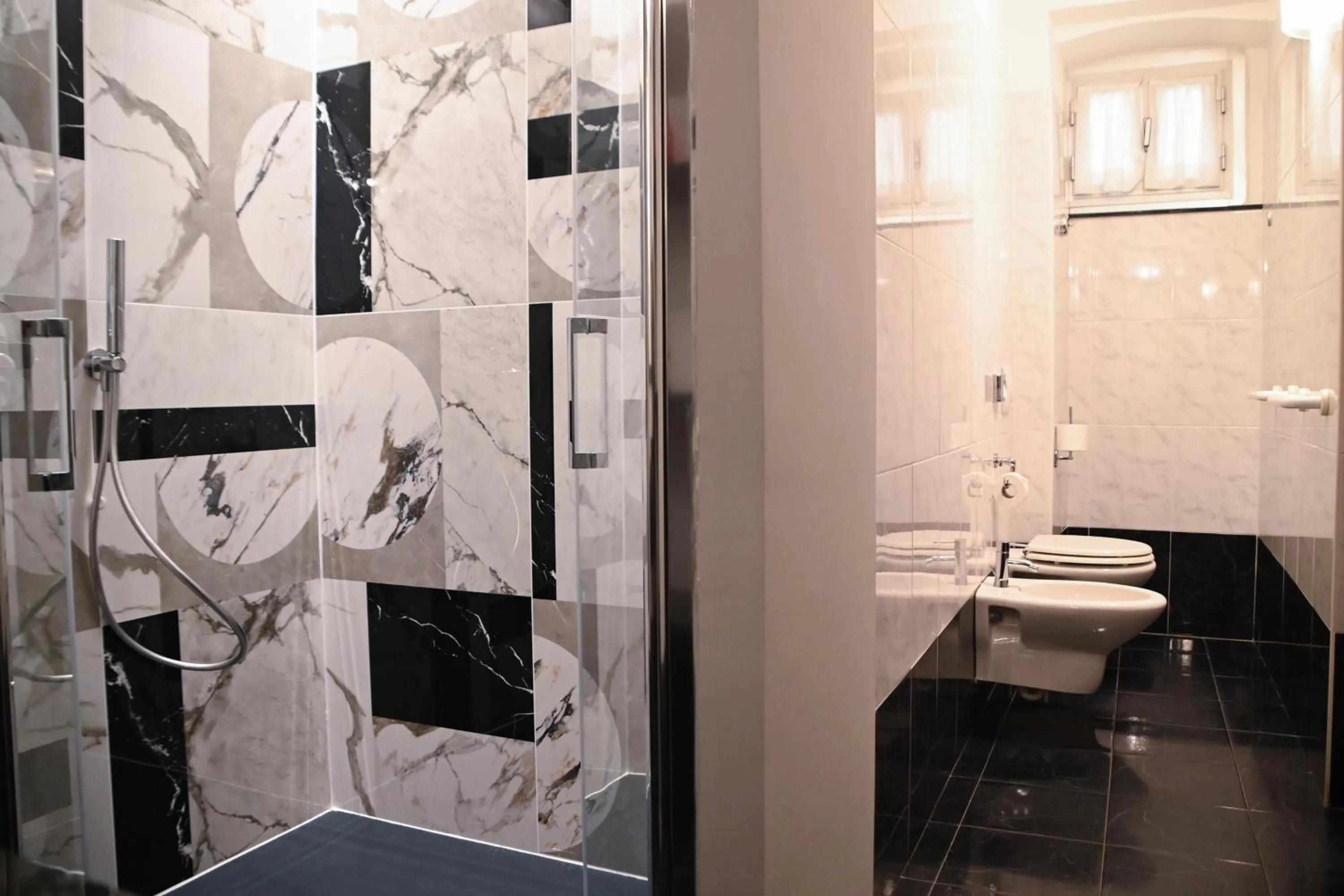 Shower in Villa Imperiale Hotel