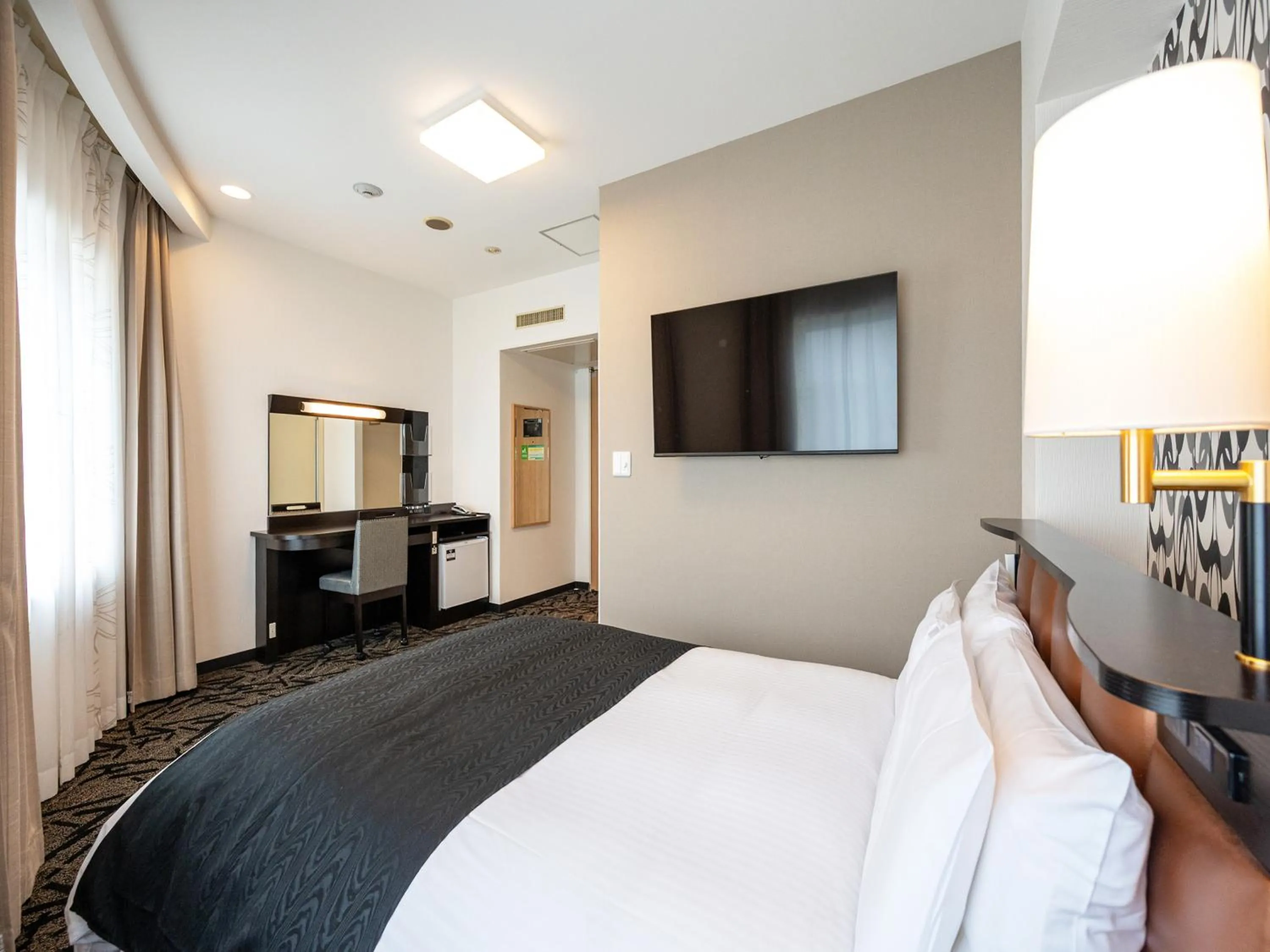 Photo of the whole room, Bed in APA Hotel Shonan Tsujido Ekimae