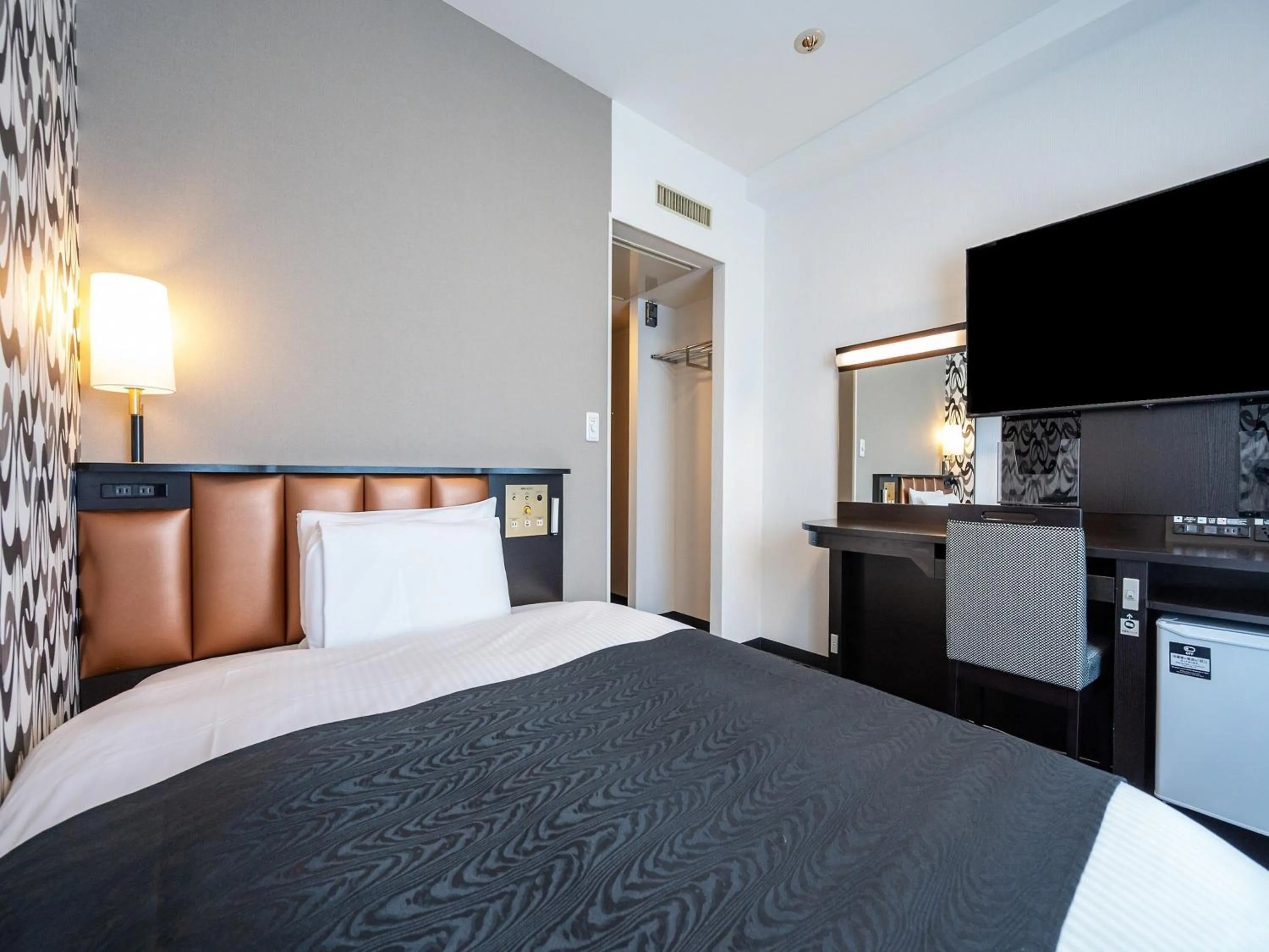 Photo of the whole room, Bed in APA Hotel Shonan Tsujido Ekimae