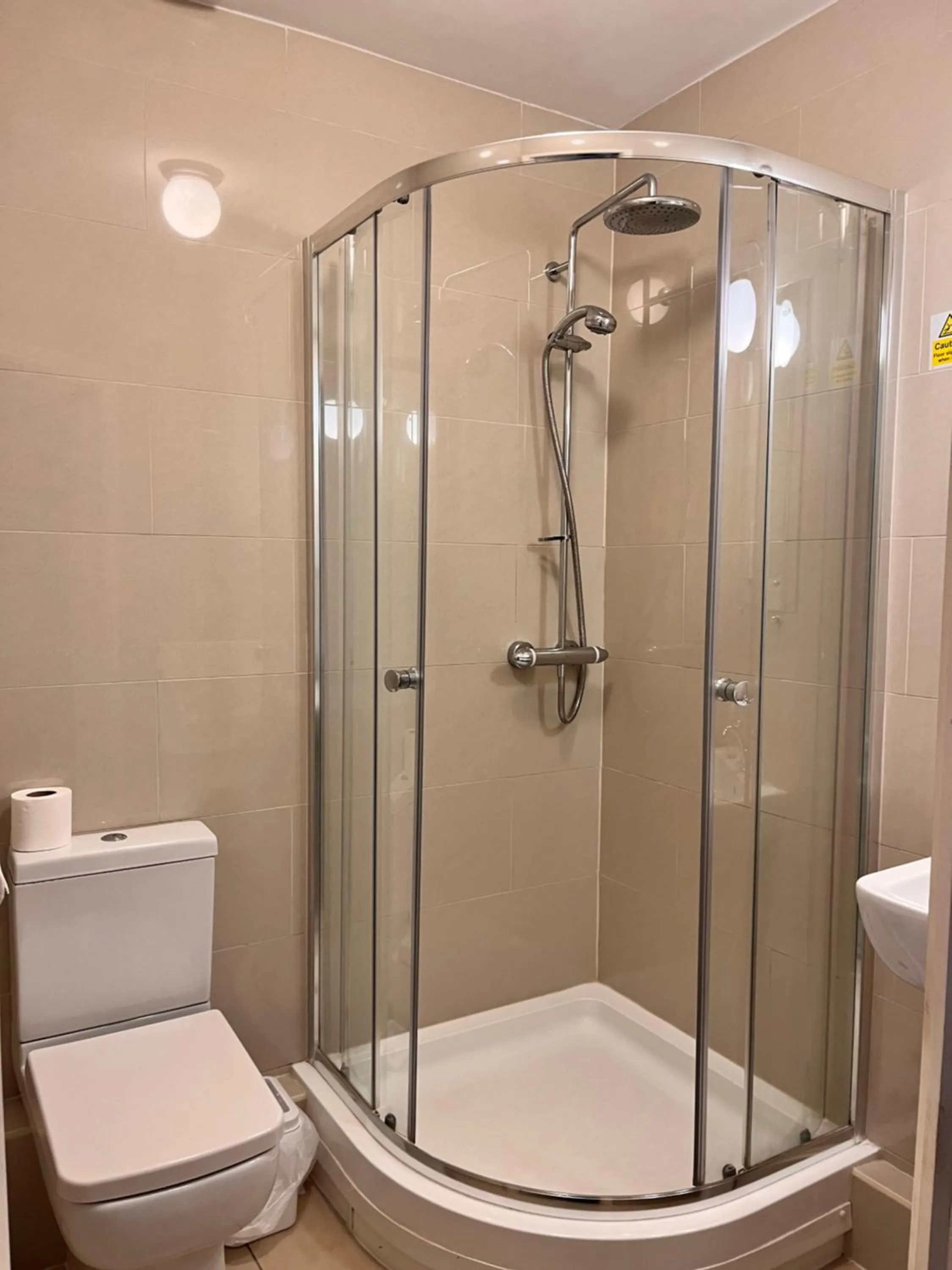 Shower in The Mountford Hotel - Free Parking