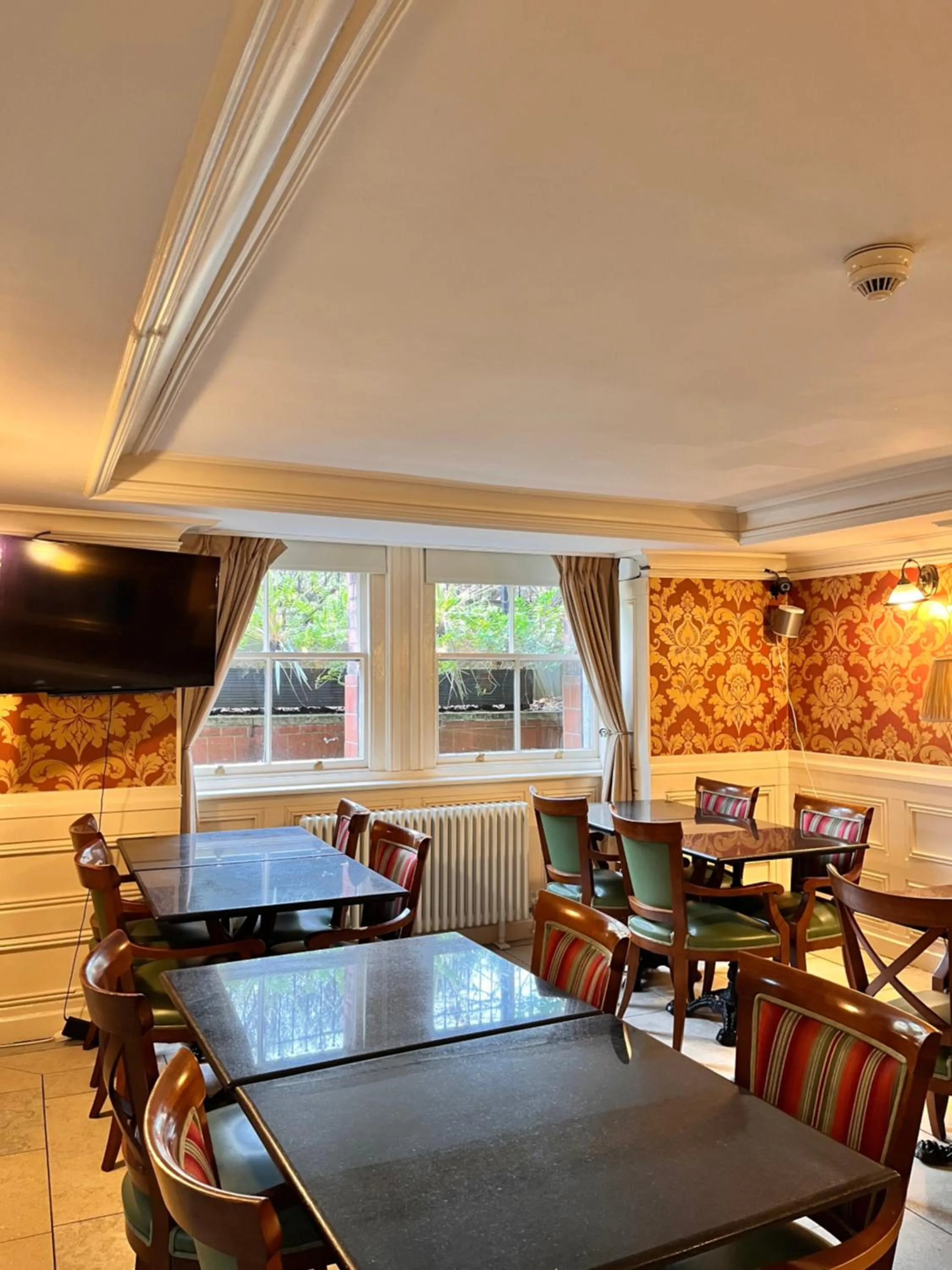 Dining area in The Mountford Hotel - Free Parking