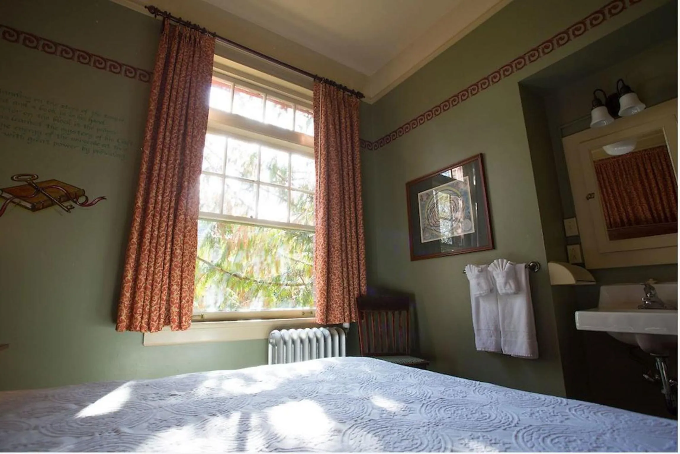 Bed in McMenamins Grand Lodge