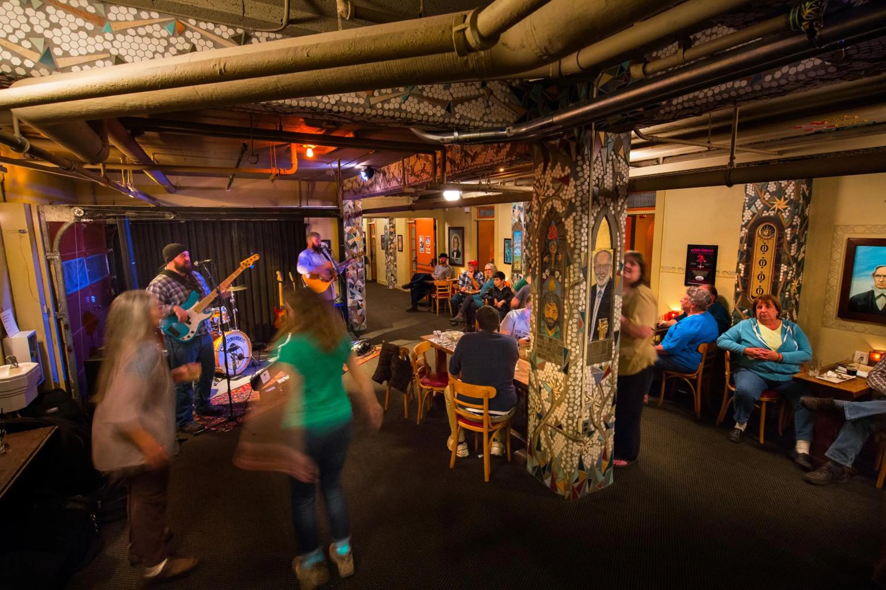 Evening entertainment in McMenamins Grand Lodge