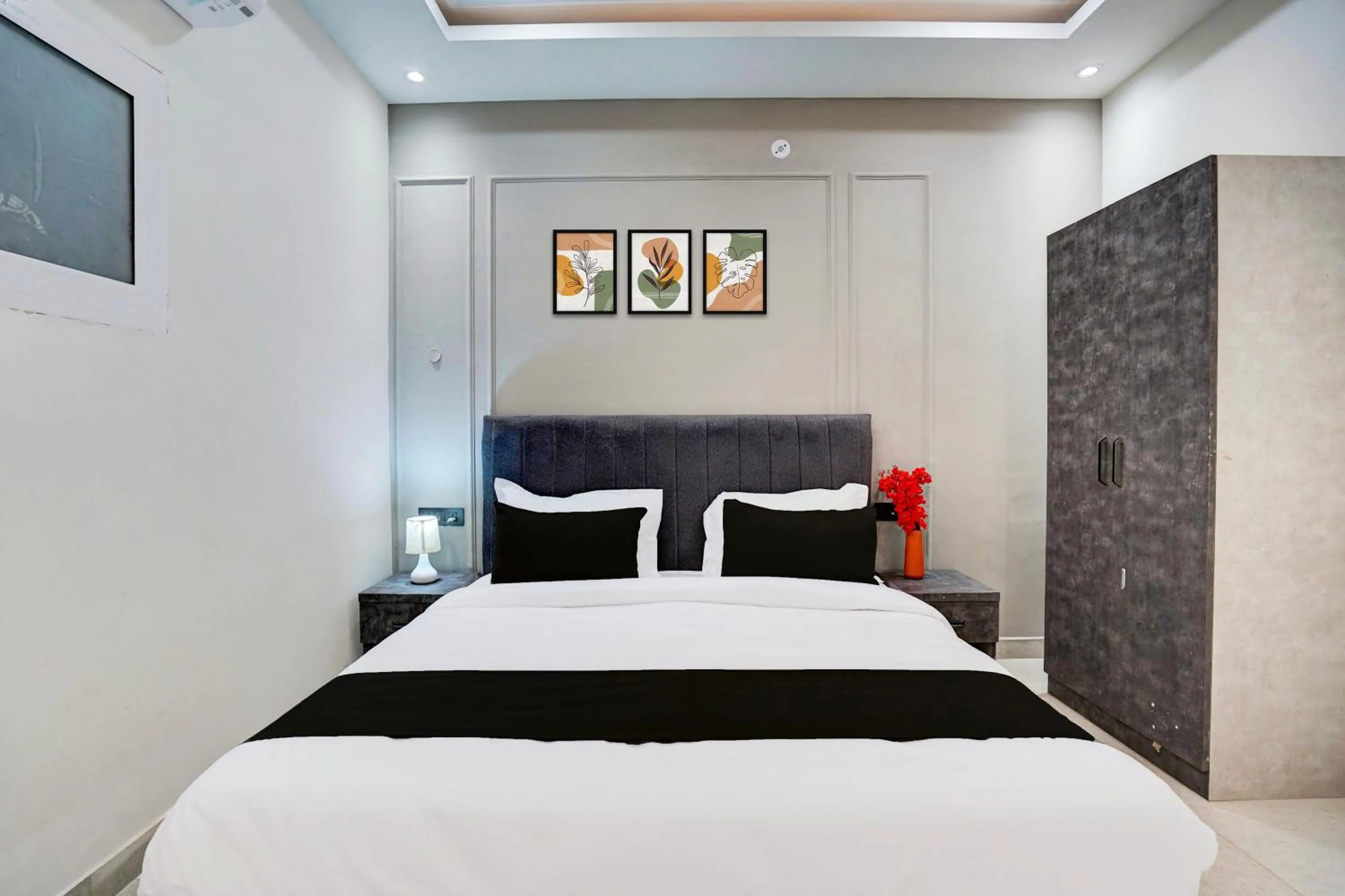 Hotel O SS Royal