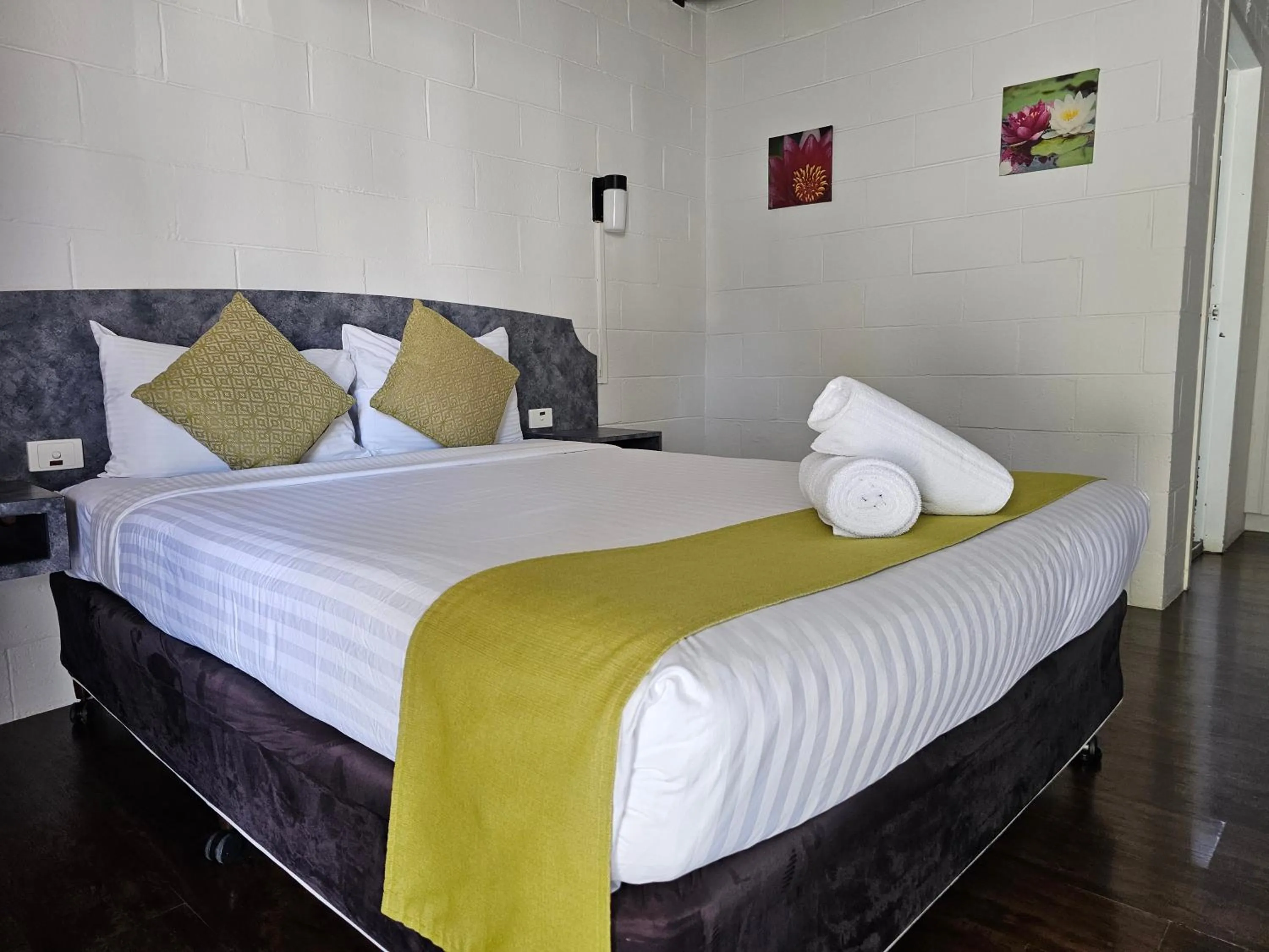 Bedroom, Bed in Azalea Motel