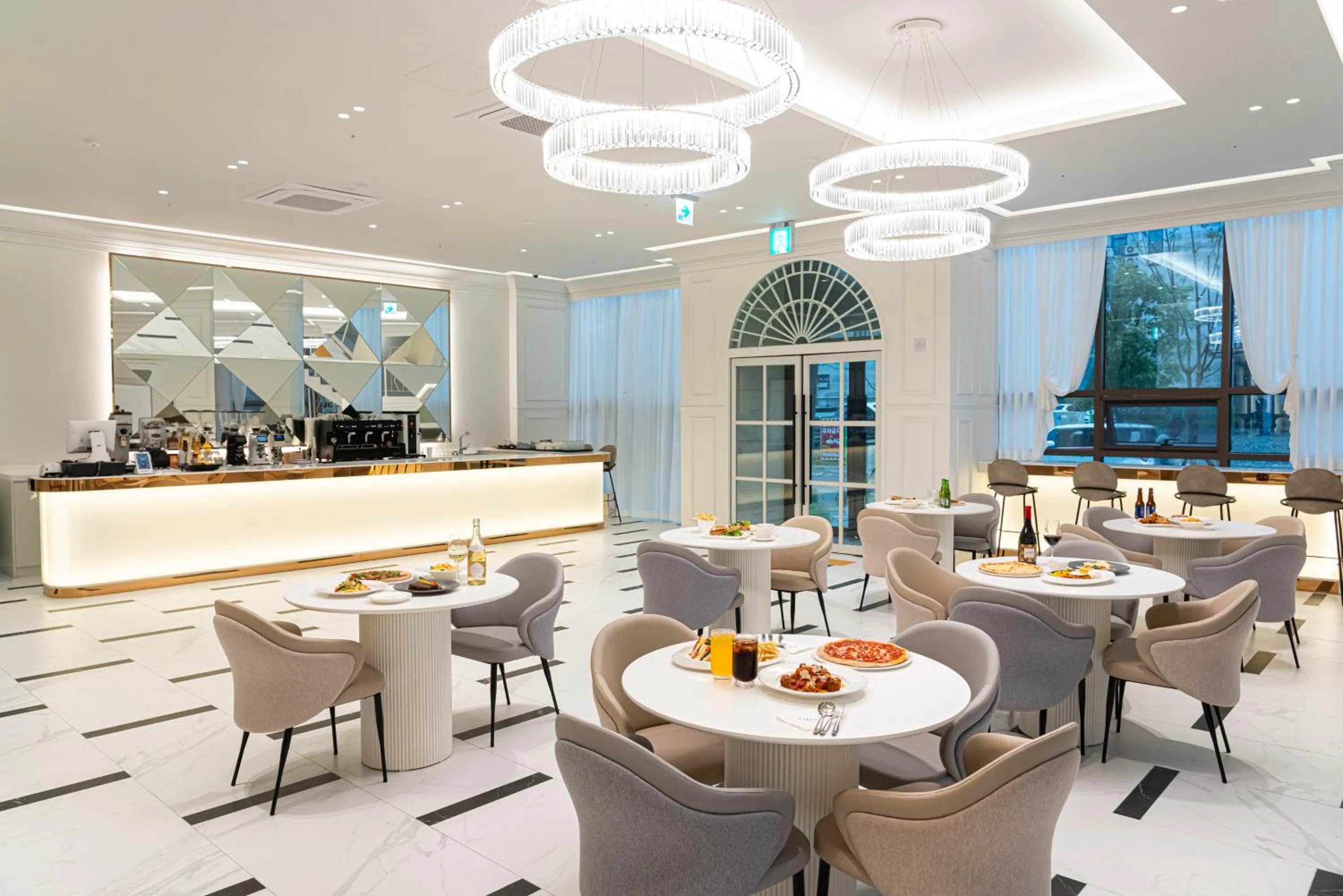 Restaurant/places to eat in The Gleam Hotel