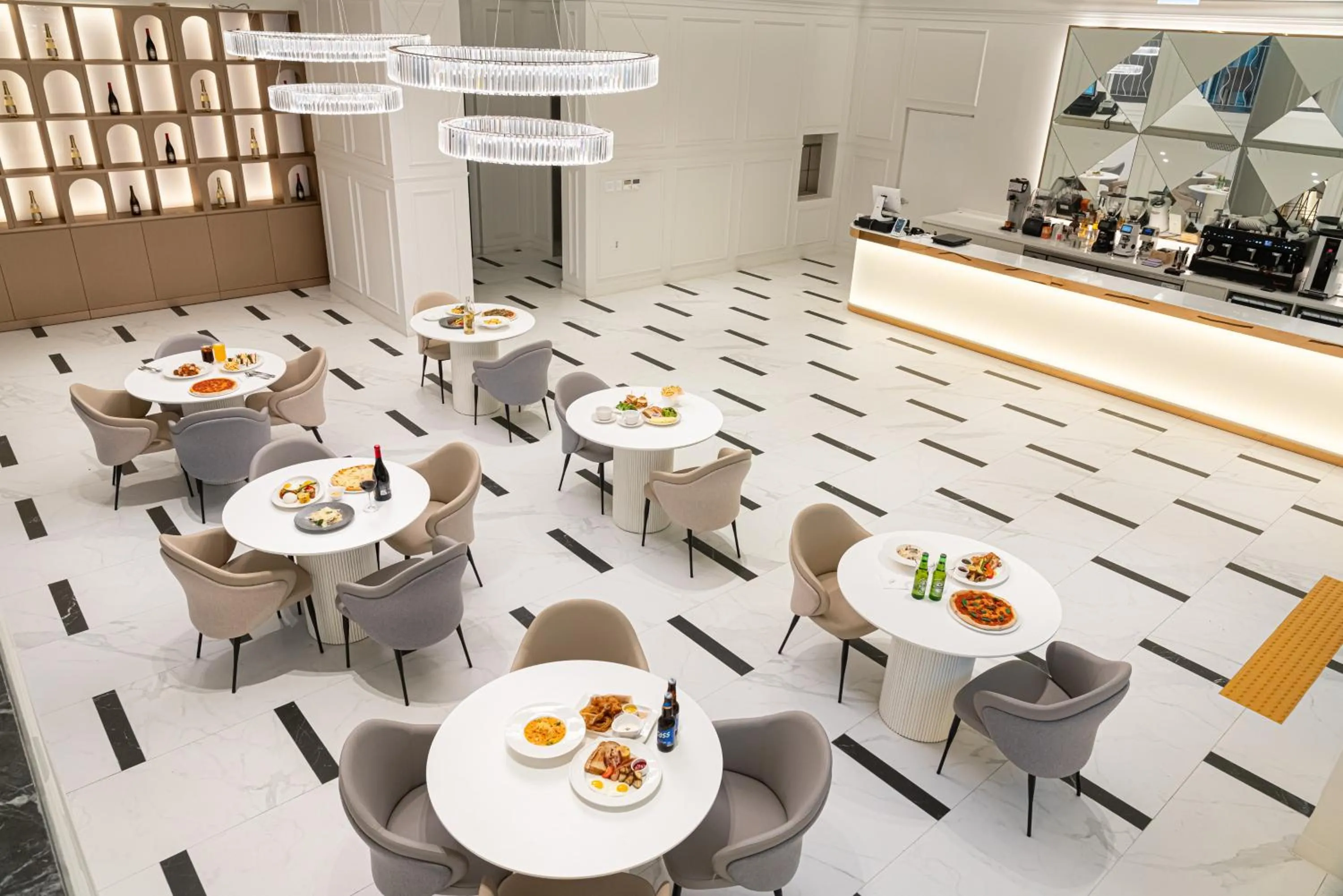 Restaurant/places to eat in The Gleam Hotel