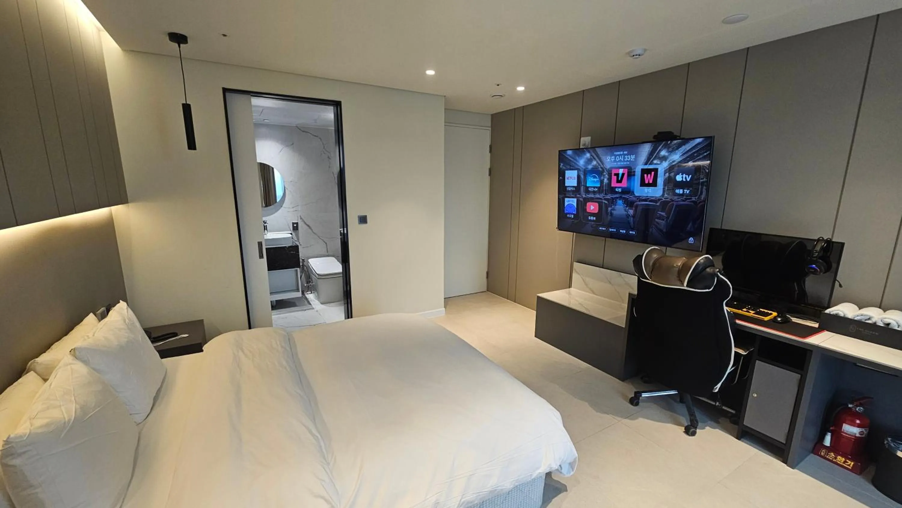 Bedroom in The Gleam Hotel