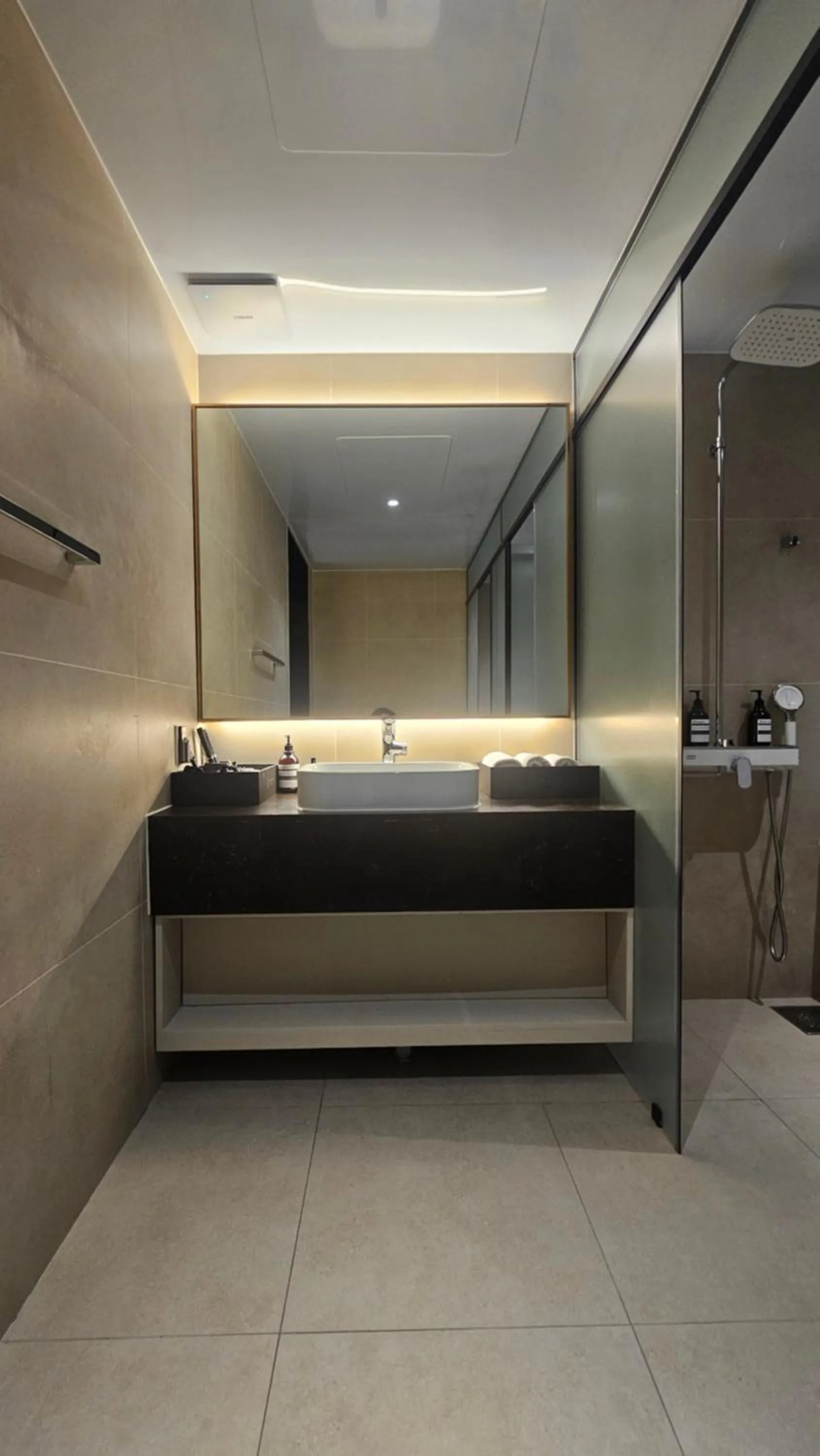 Bathroom in The Gleam Hotel