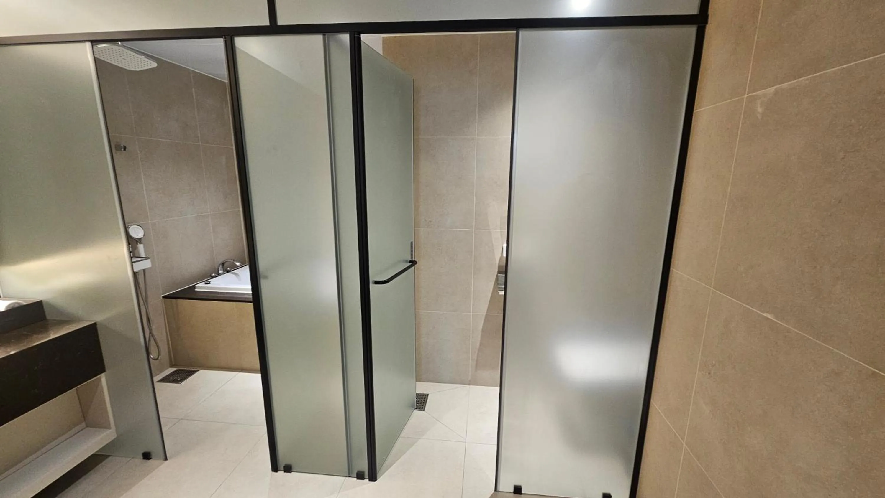 Shower in The Gleam Hotel