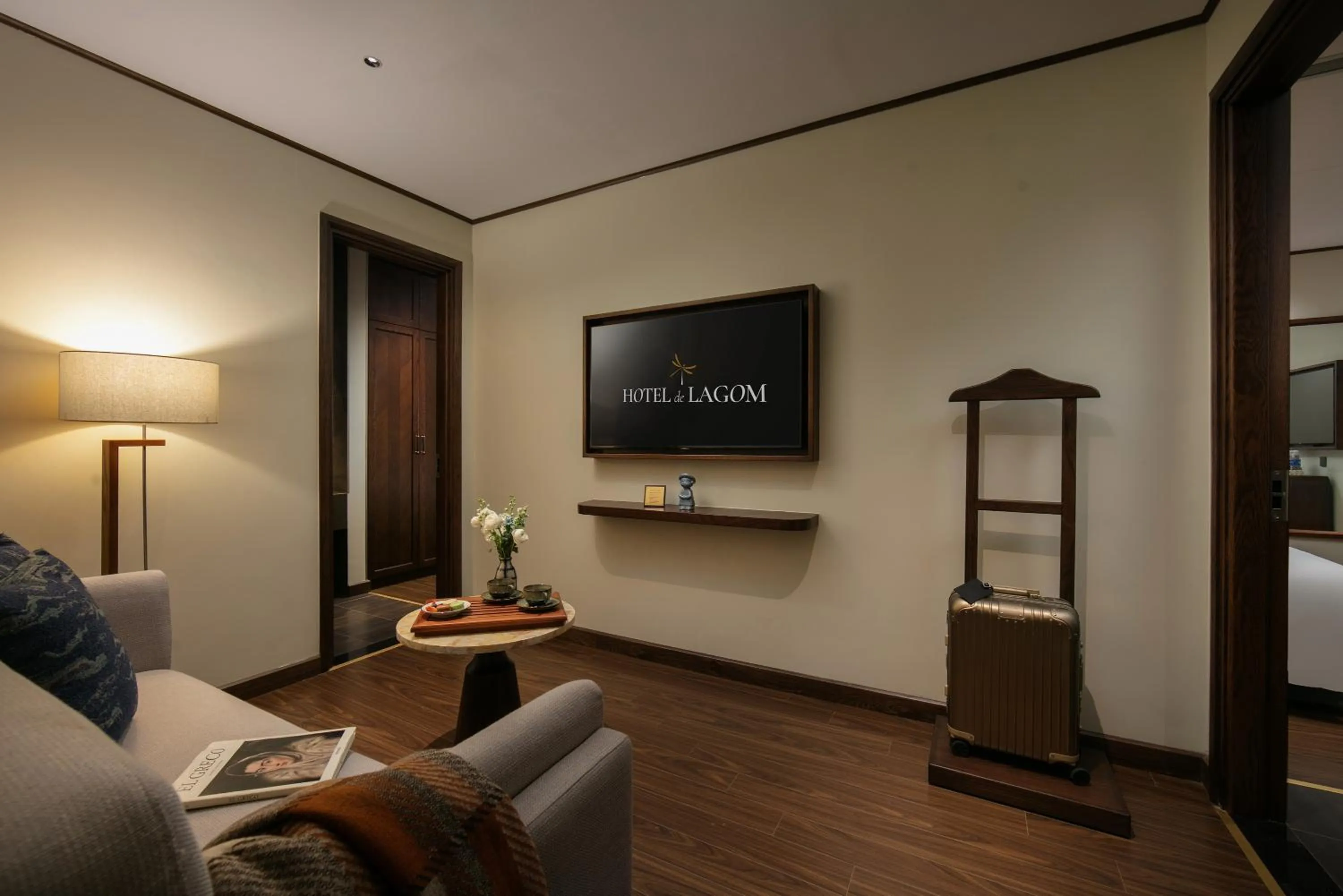 Communal lounge/ TV room, Bed in HOTEL de LAGOM