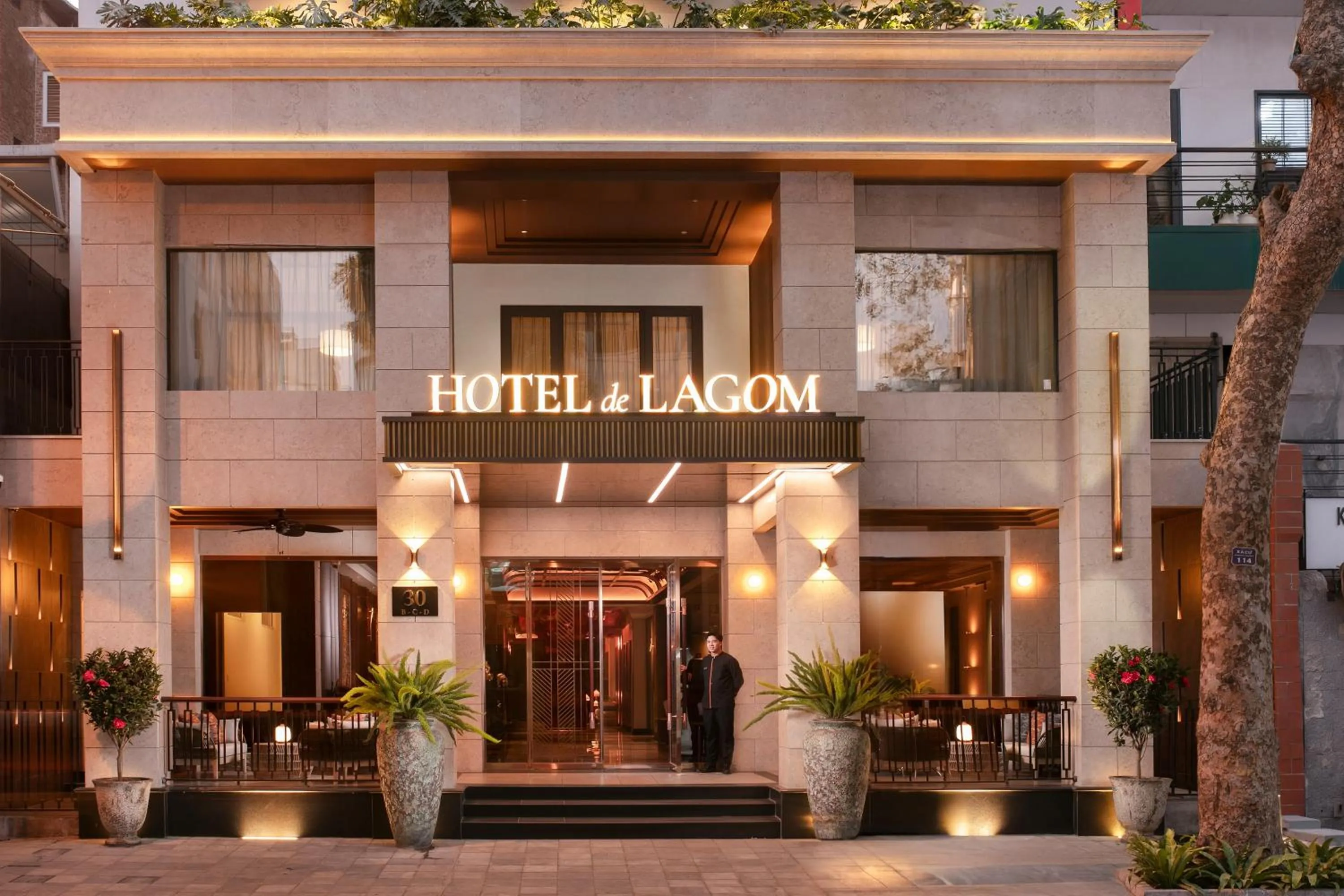 Facade/entrance in HOTEL de LAGOM