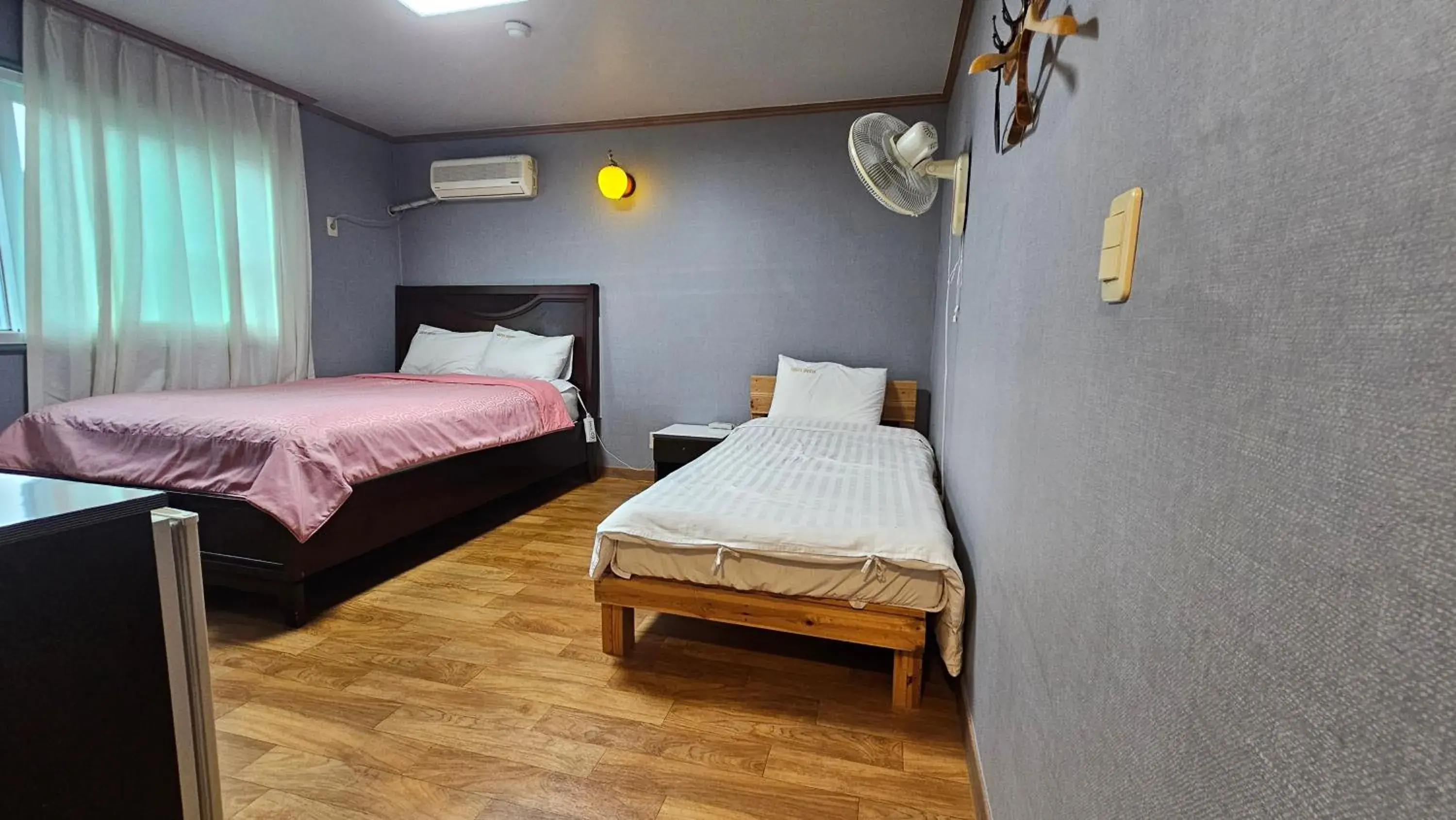 Triple Room in Shiny Hotel Triple Room in Shiny Hotel