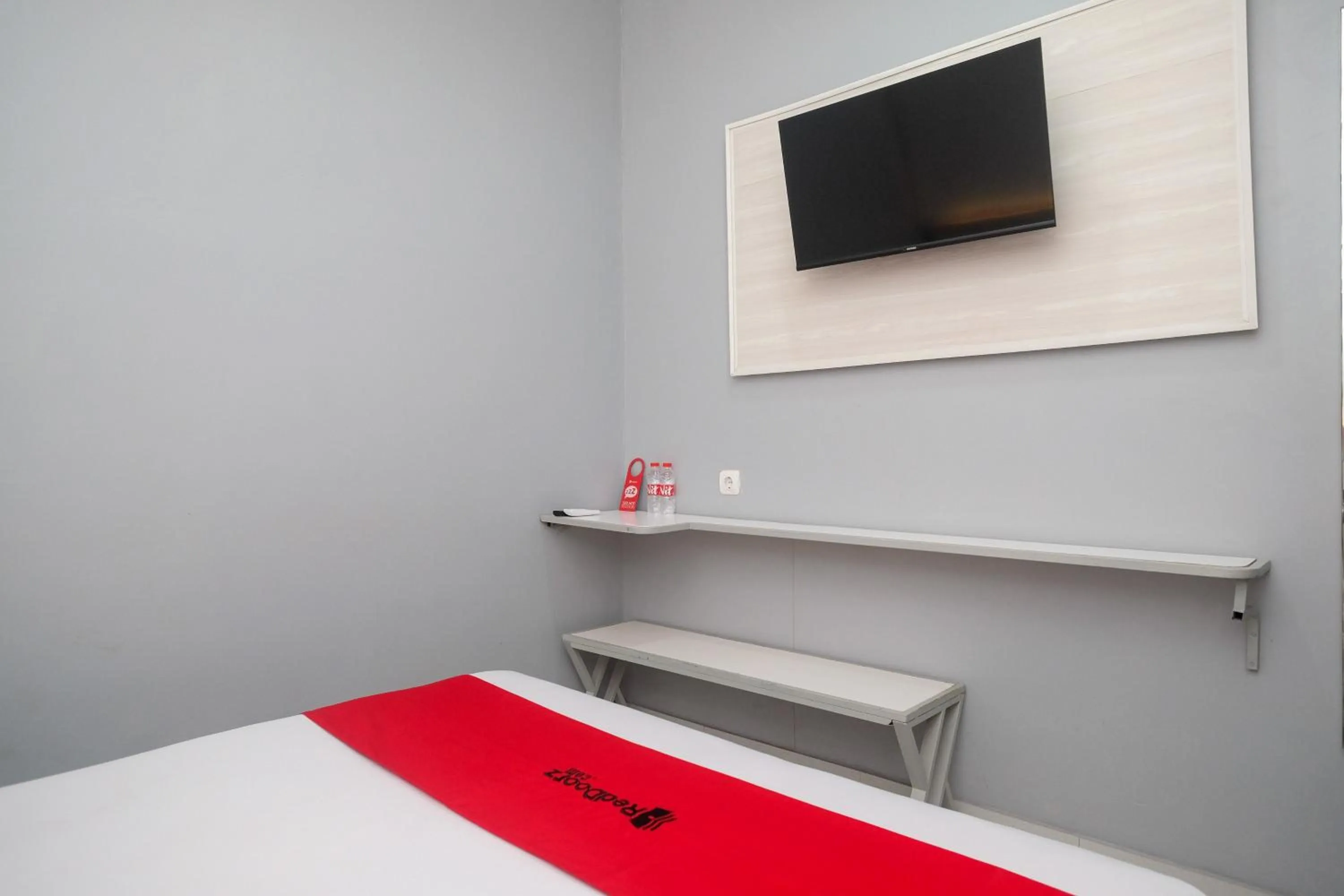 Bedroom, Bed in RedDoorz near Exit Tol Pekalongan