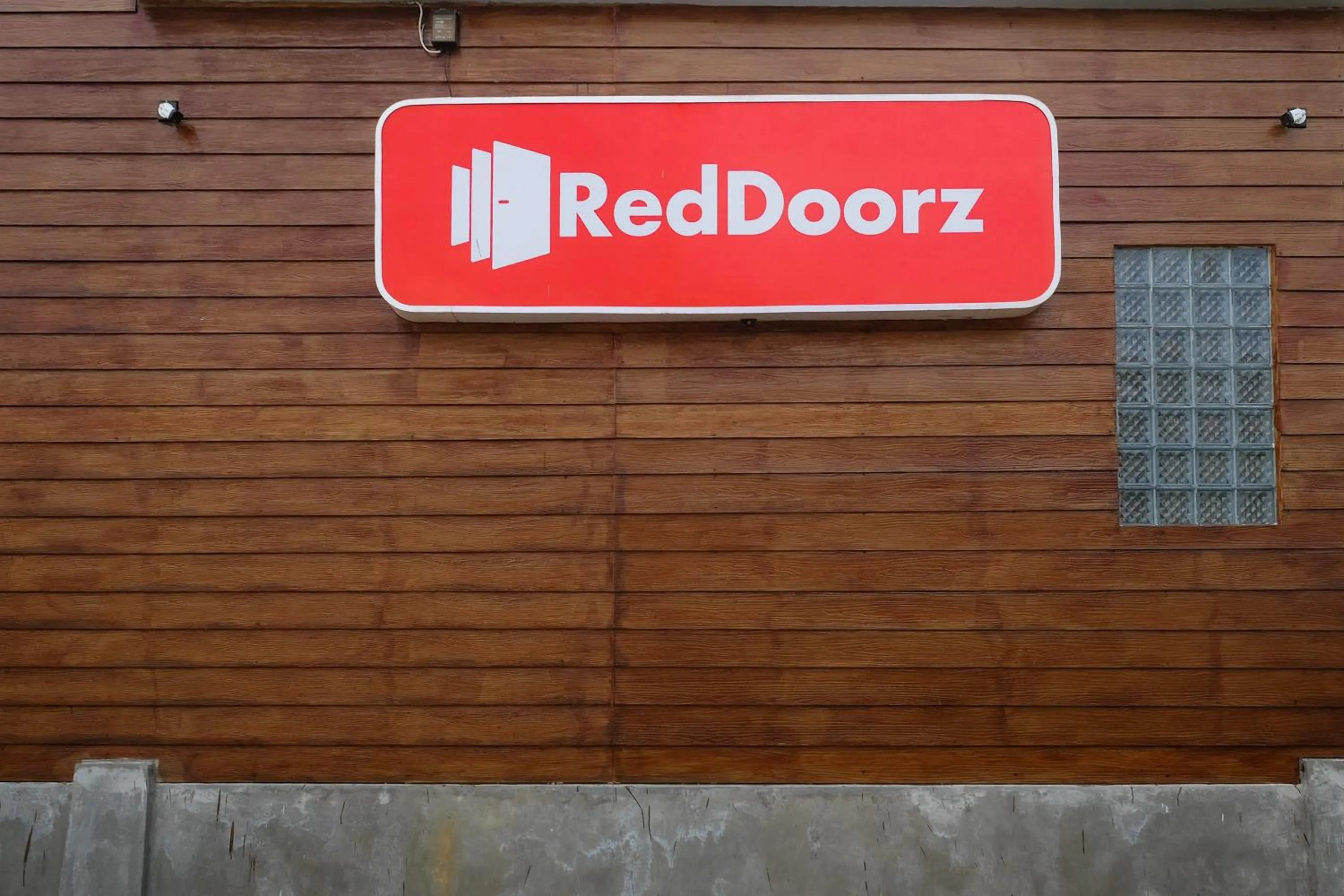 Logo/Certificate/Sign in RedDoorz near Exit Tol Pekalongan