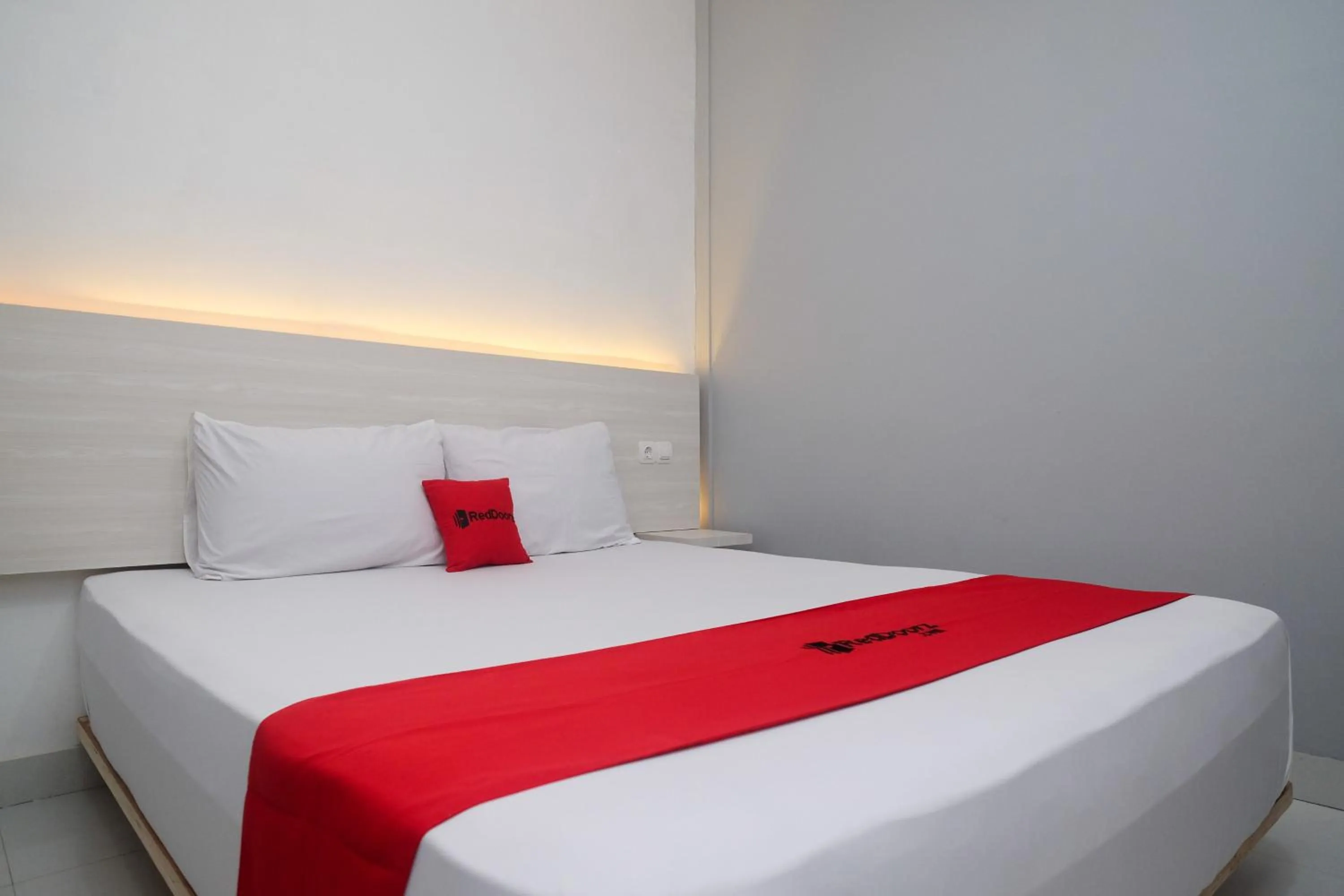 Bedroom, Bed in RedDoorz near Exit Tol Pekalongan