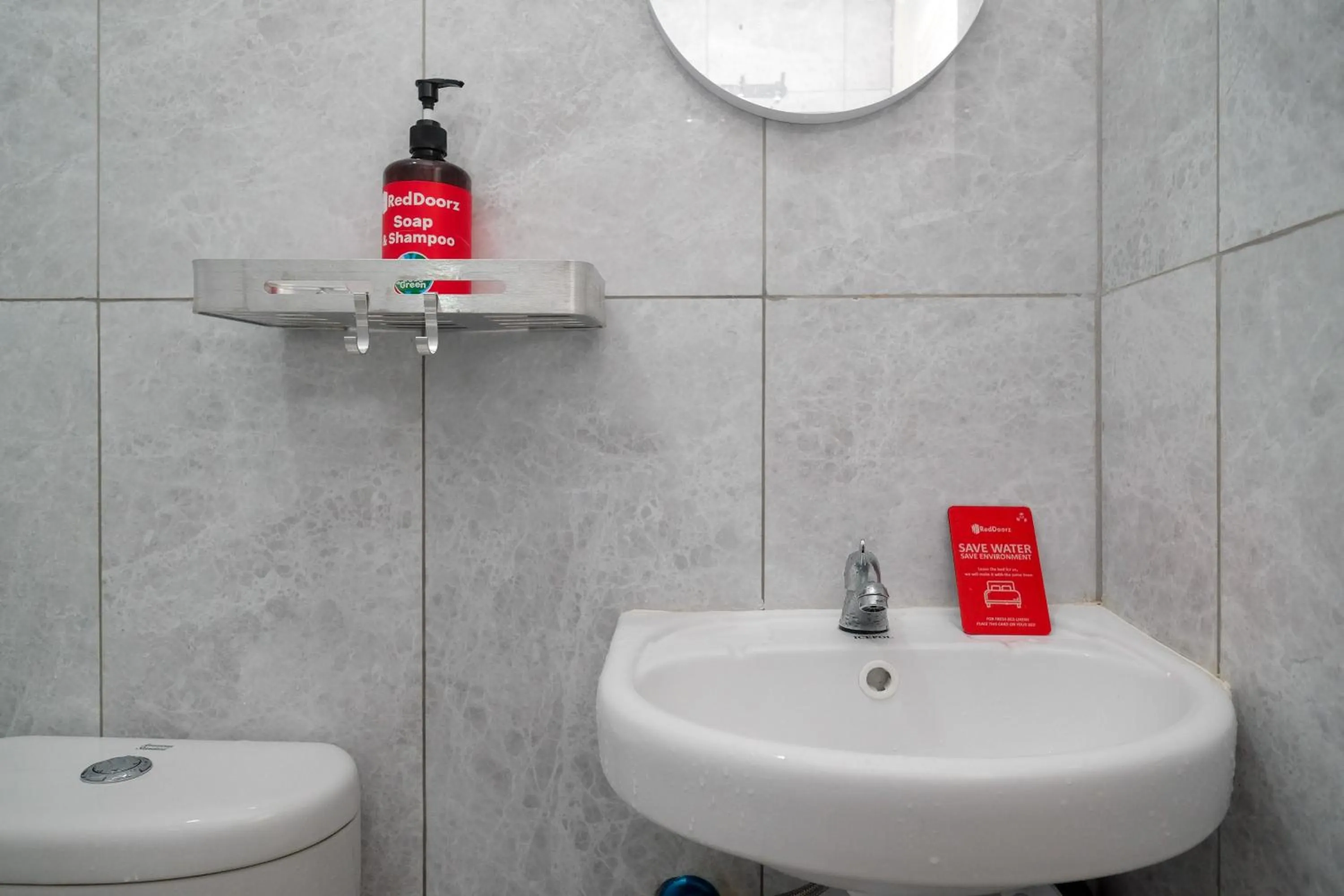 Bathroom in RedDoorz near Exit Tol Pekalongan