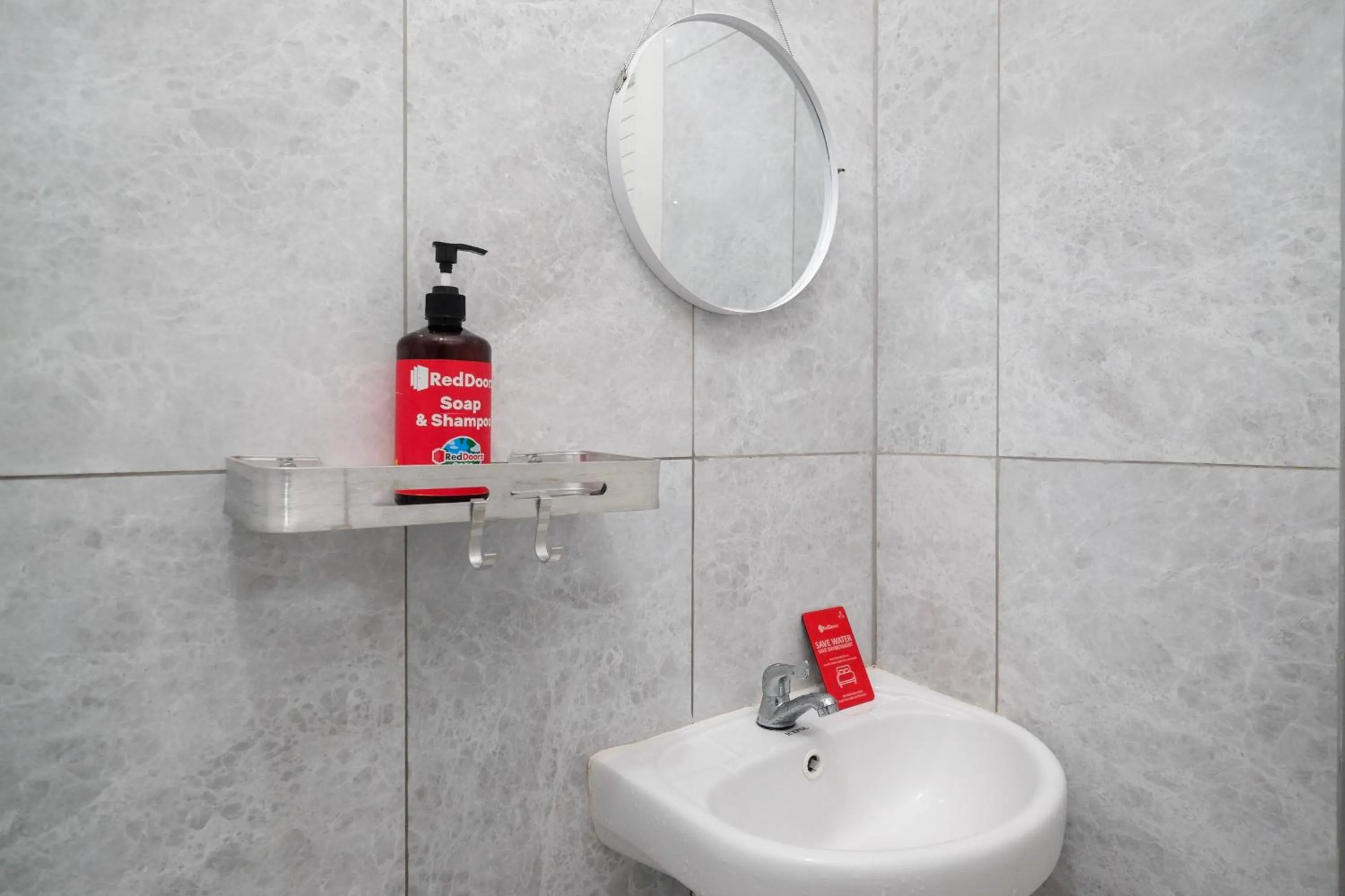 Bathroom in RedDoorz near Exit Tol Pekalongan