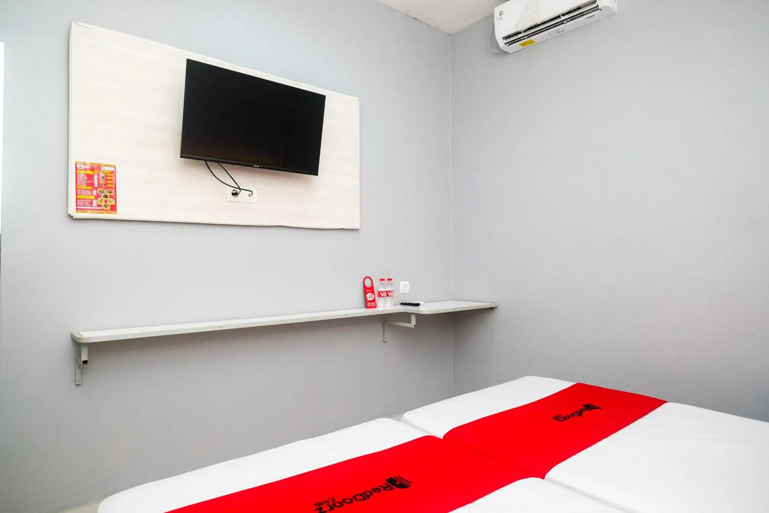 Bedroom, Bed in RedDoorz near Exit Tol Pekalongan Bedroom, Bed in RedDoorz near Exit Tol Pekalongan