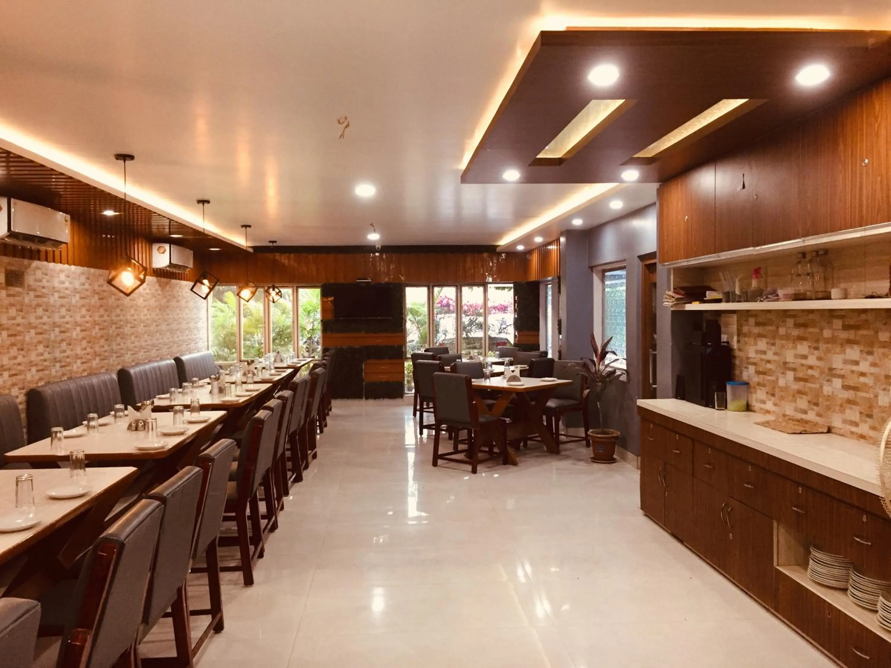 Restaurant/places to eat in Hotel Satkar