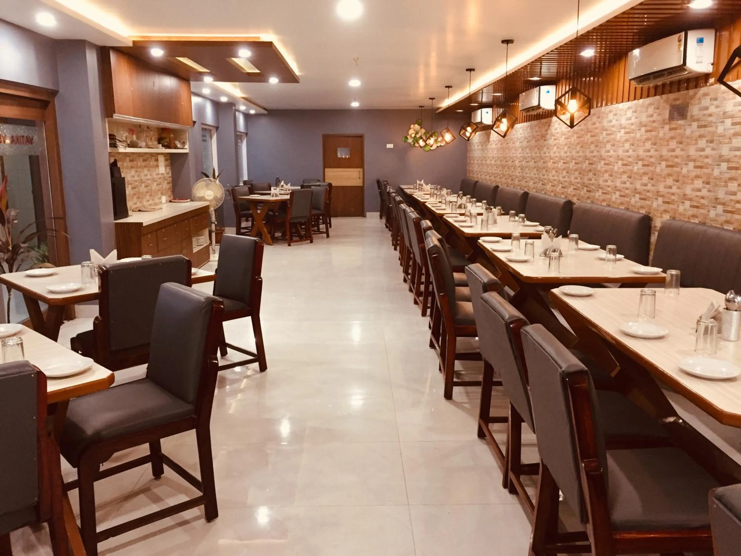 Restaurant/places to eat in Hotel Satkar
