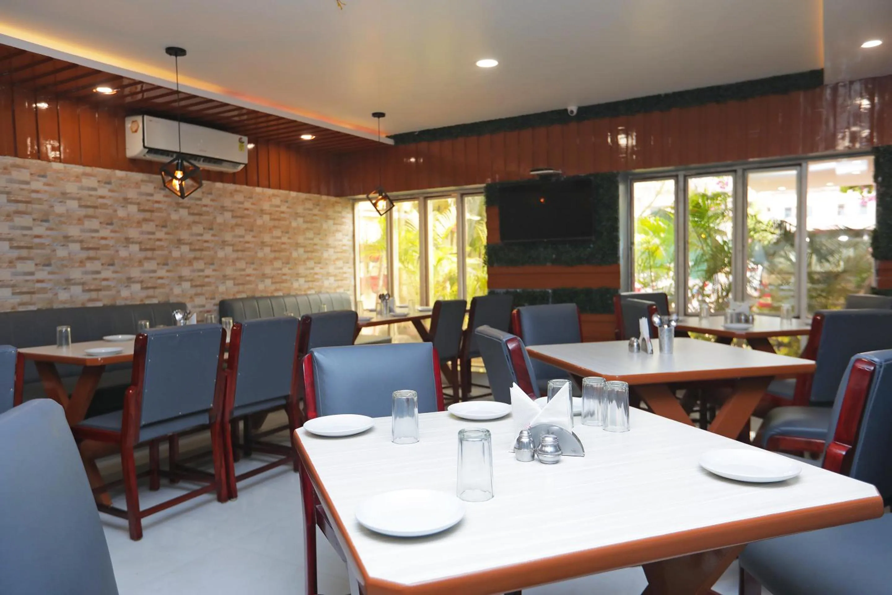 Restaurant/places to eat in Hotel Satkar