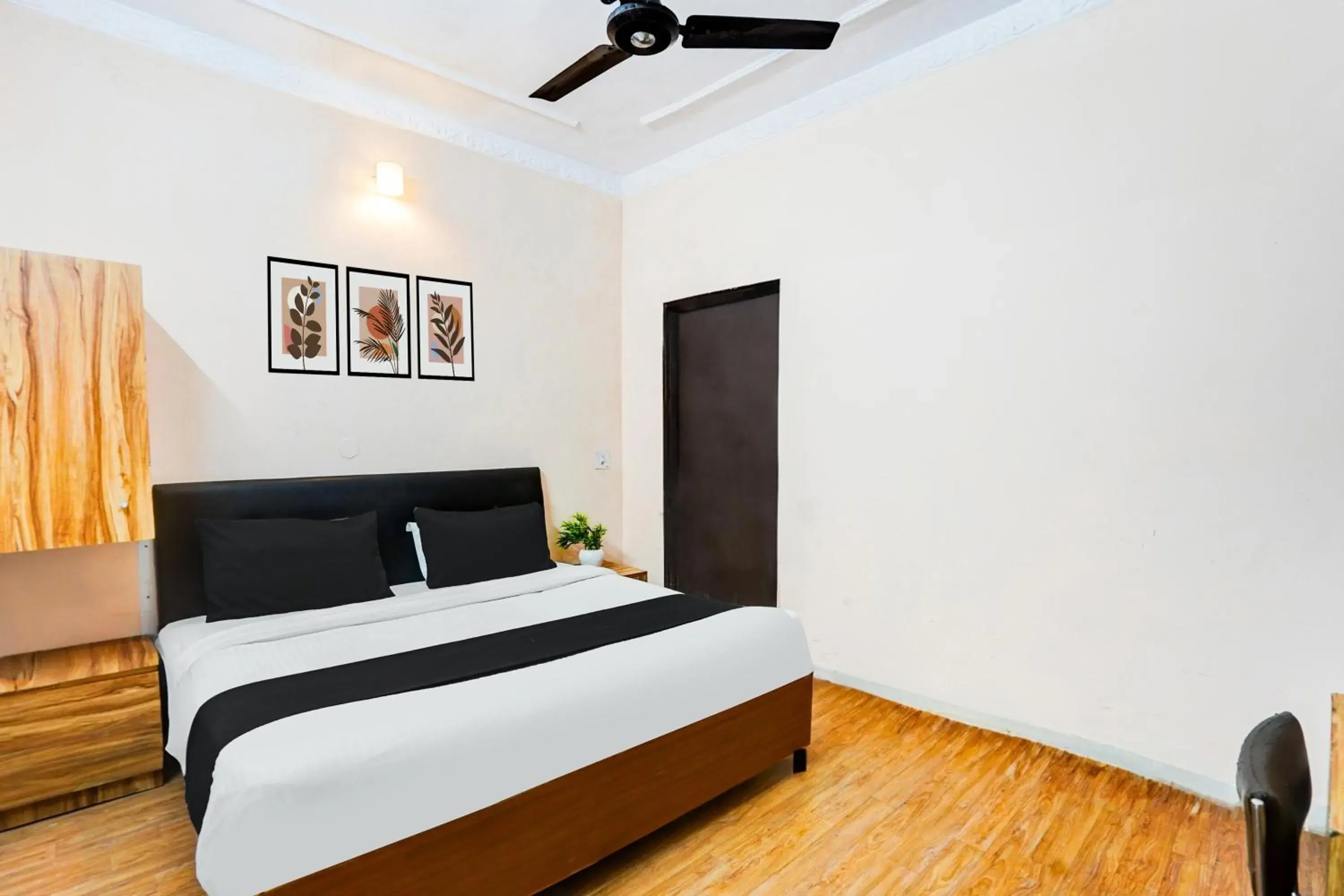 Bedroom, Bed in Super Hotel O Tyagi Road Near Prince Chowk Bedroom, Bed in Super Hotel O Tyagi Road Near Prince Chowk